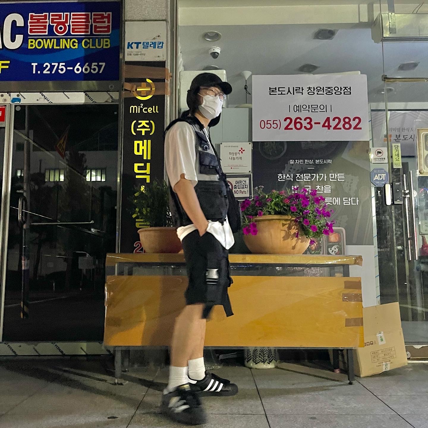 Adidas Superstar Core Black White 착용 스타일 - 1