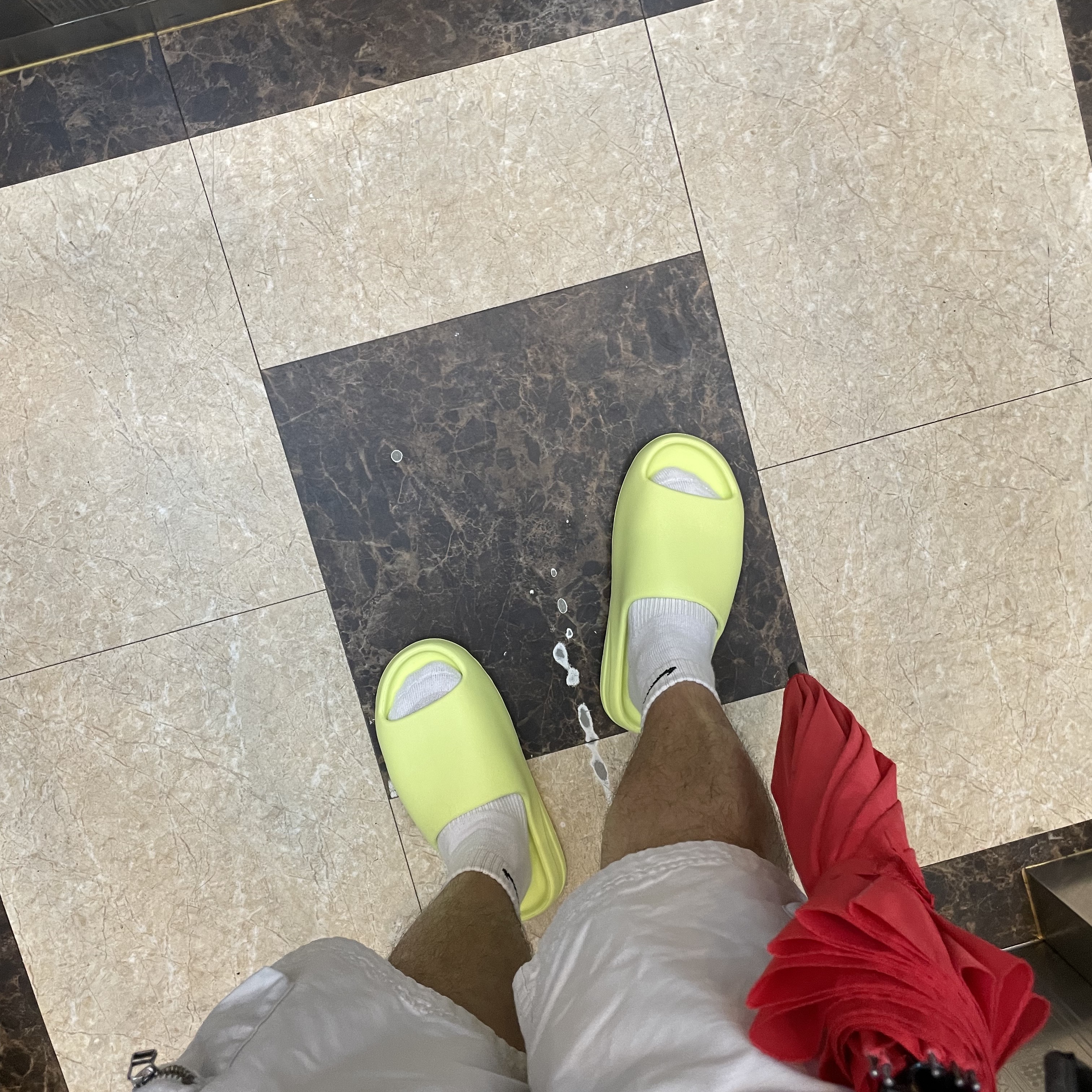 Adidas Yeezy Slide Glow Green 2022/2023 착용 스타일