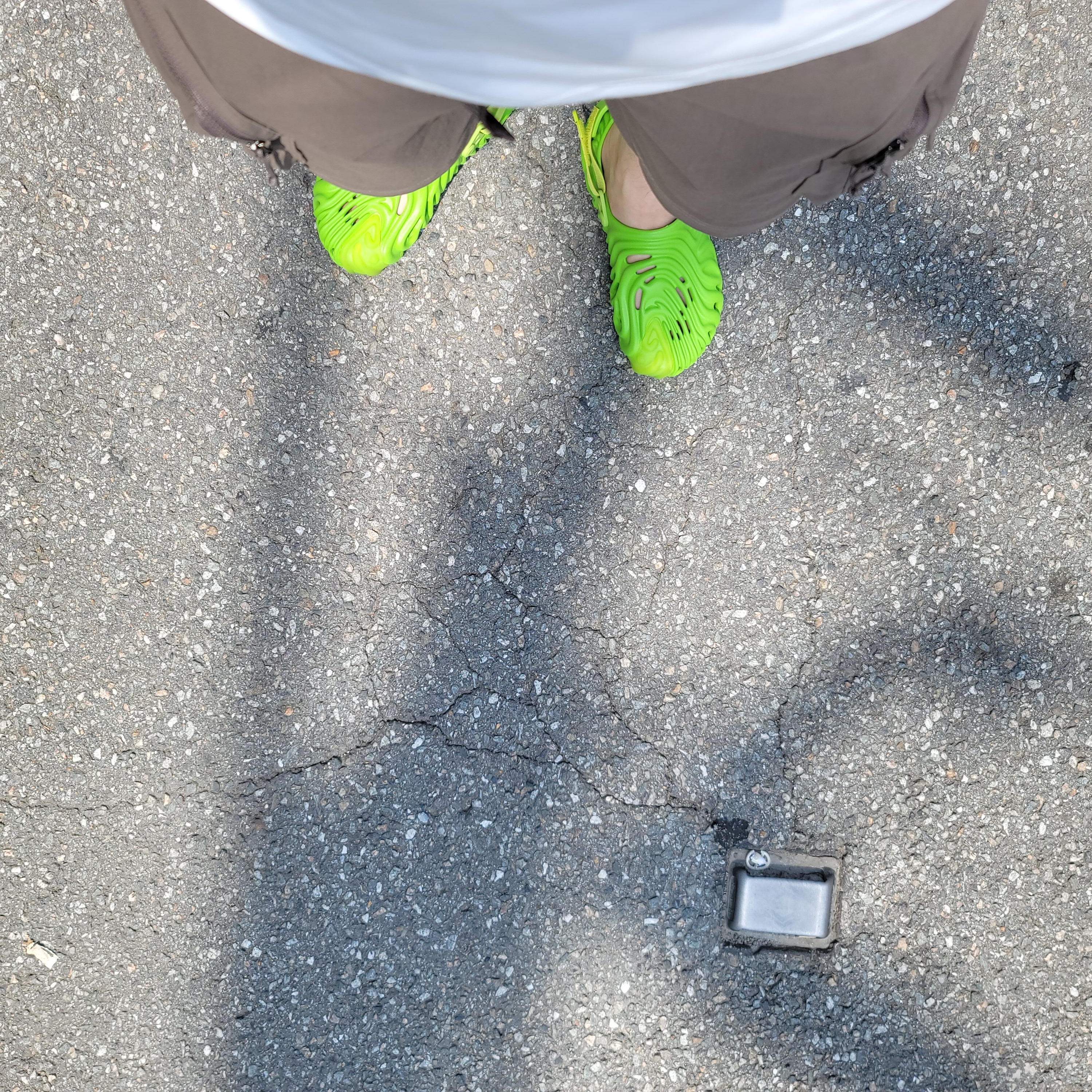 Crocs x Salehe Bembury Pollex Clog Crocodile, Nike ACG Cargo Shorts Ironstone - Asia 착용 스타일