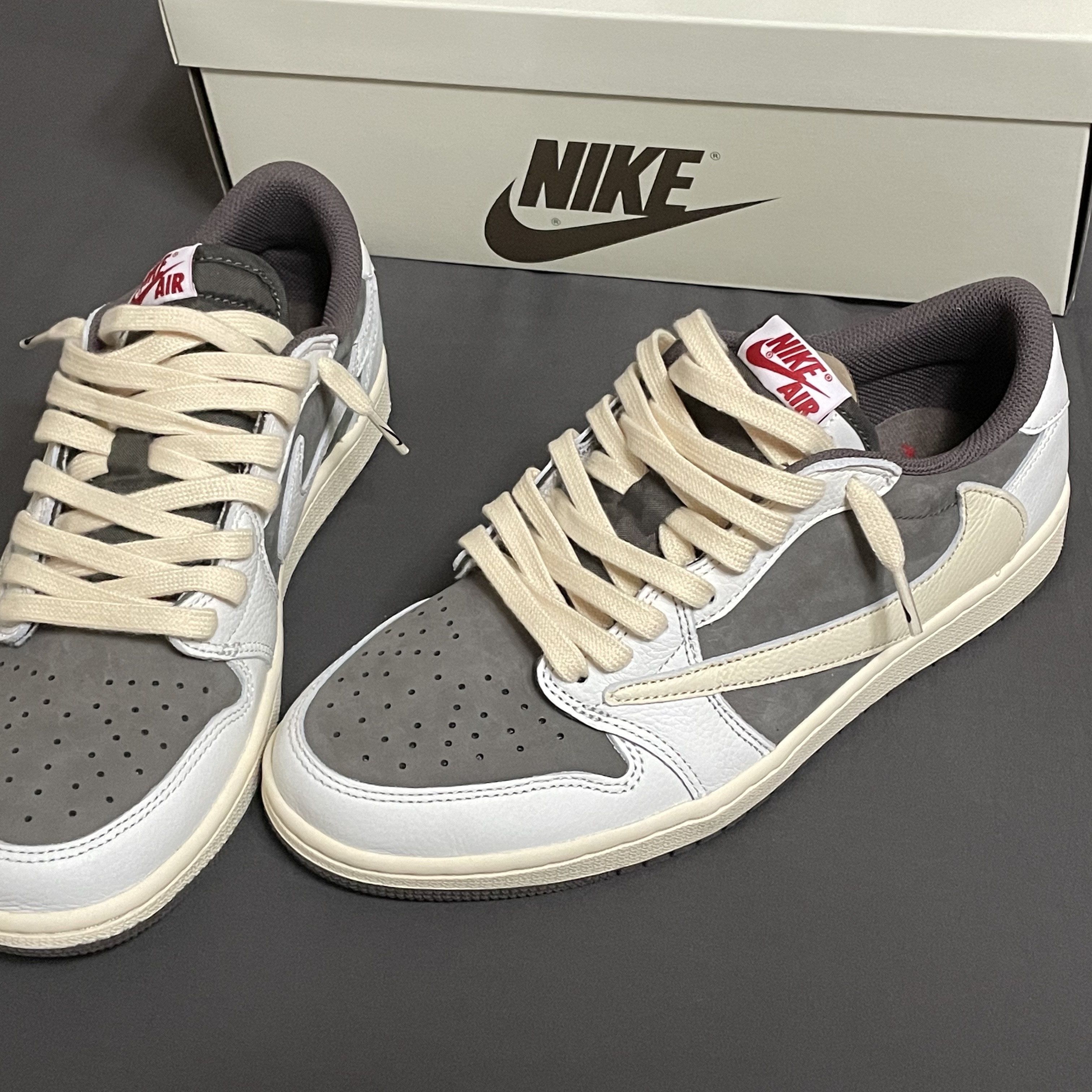 Jordan 1 x Travis Scott Retro Low OG SP Sail and Ridgerock 착용 스타일 - 2