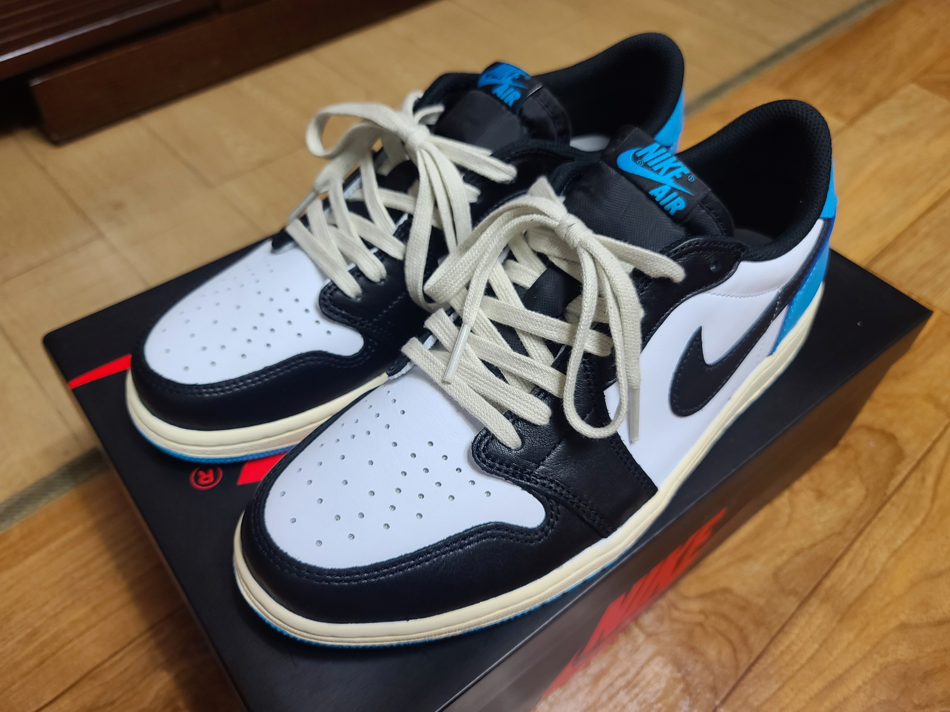 Jordan 1 Retro Low OG Black and Dark Powder Blue 착용 스타일