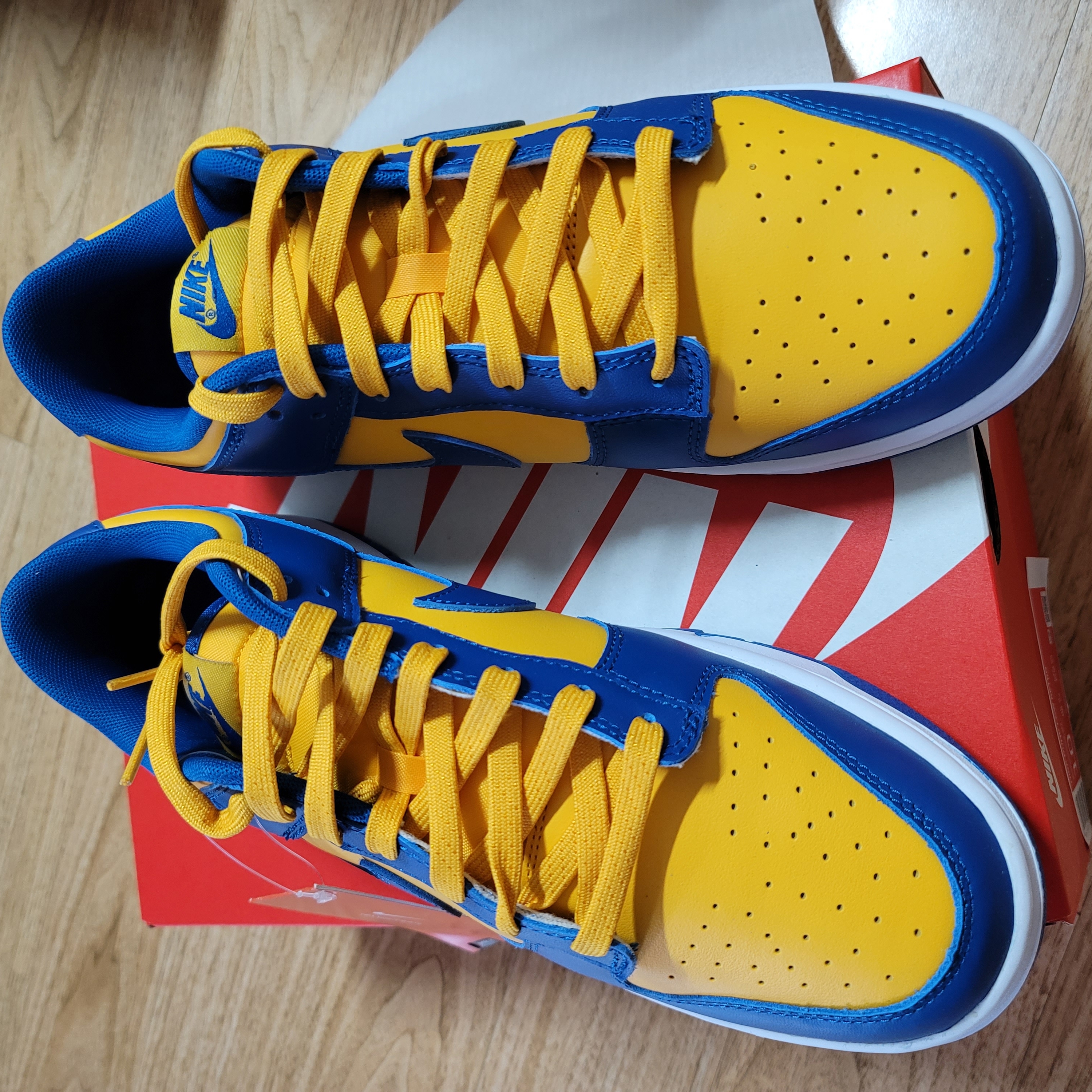 Nike Dunk Low Retro Blue Jay and University Gold 착용 스타일 - 1