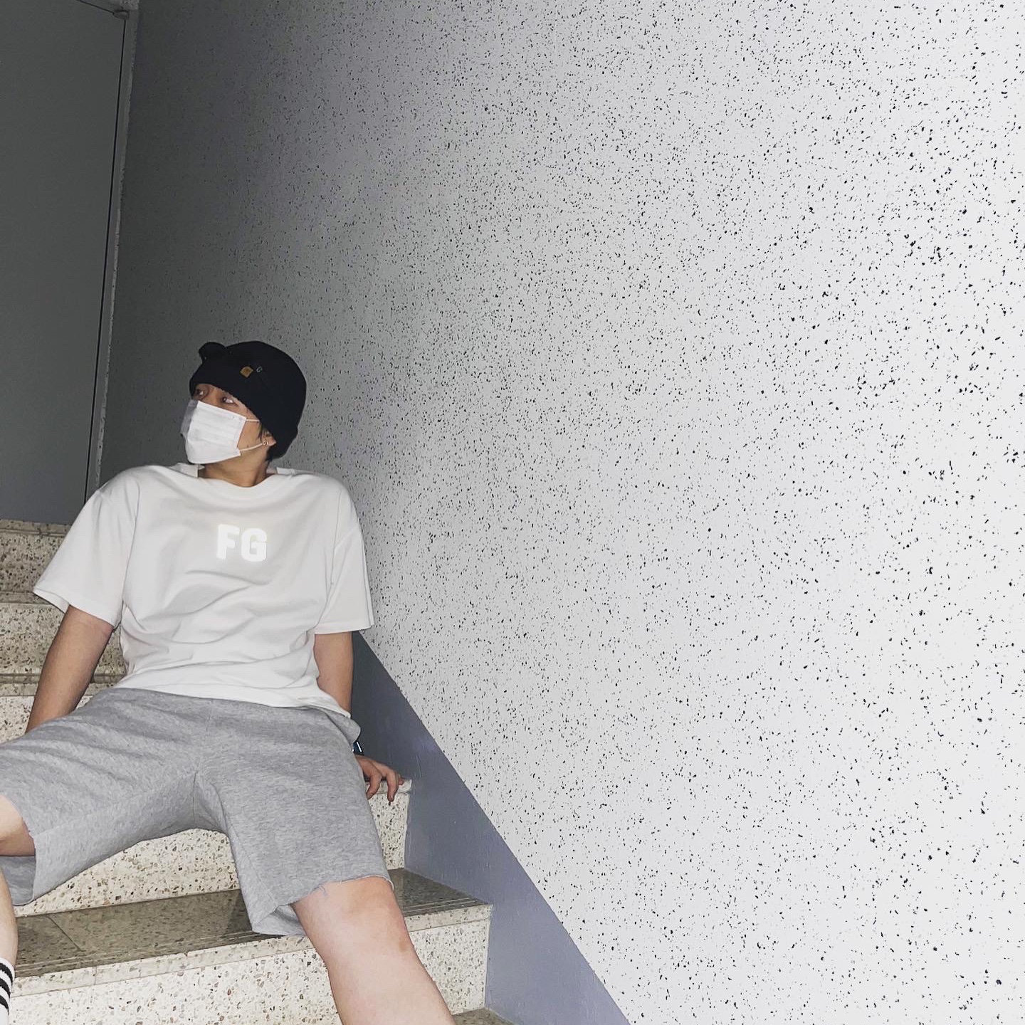 Adidas Yeezy Slide Ochre, Fear of God Monarch Hoodie Cream Heather 착용 스타일 - 2