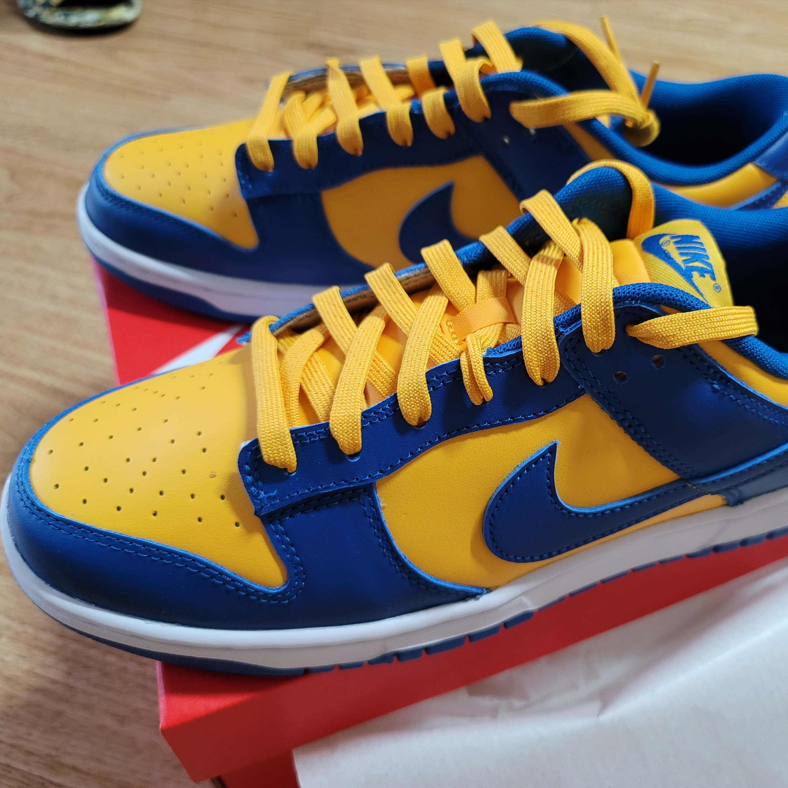 Nike Dunk Low Retro Blue Jay and University Gold 착용 스타일 - 2