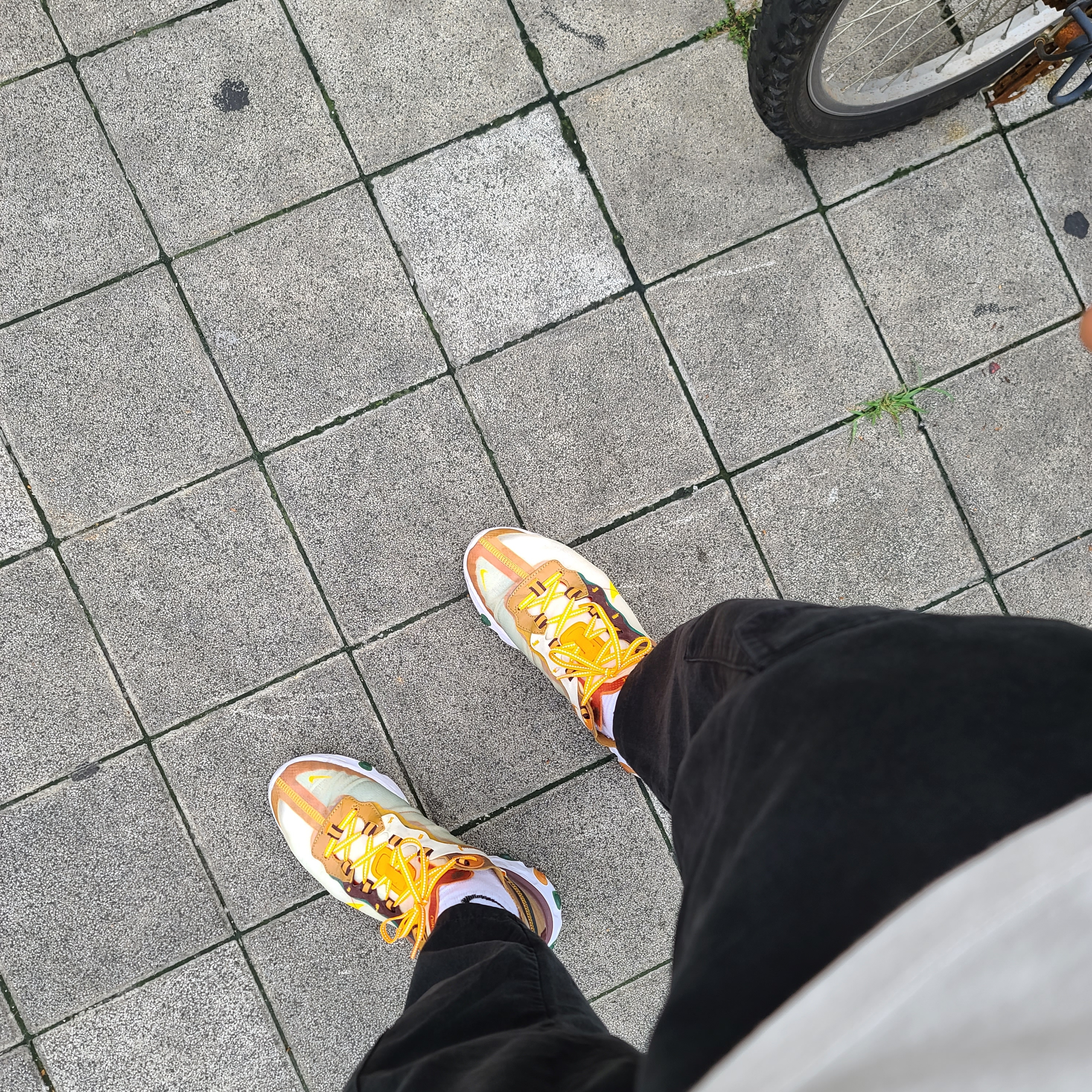 Nike React Element 87 Orange Peel 착용 스타일 - 1