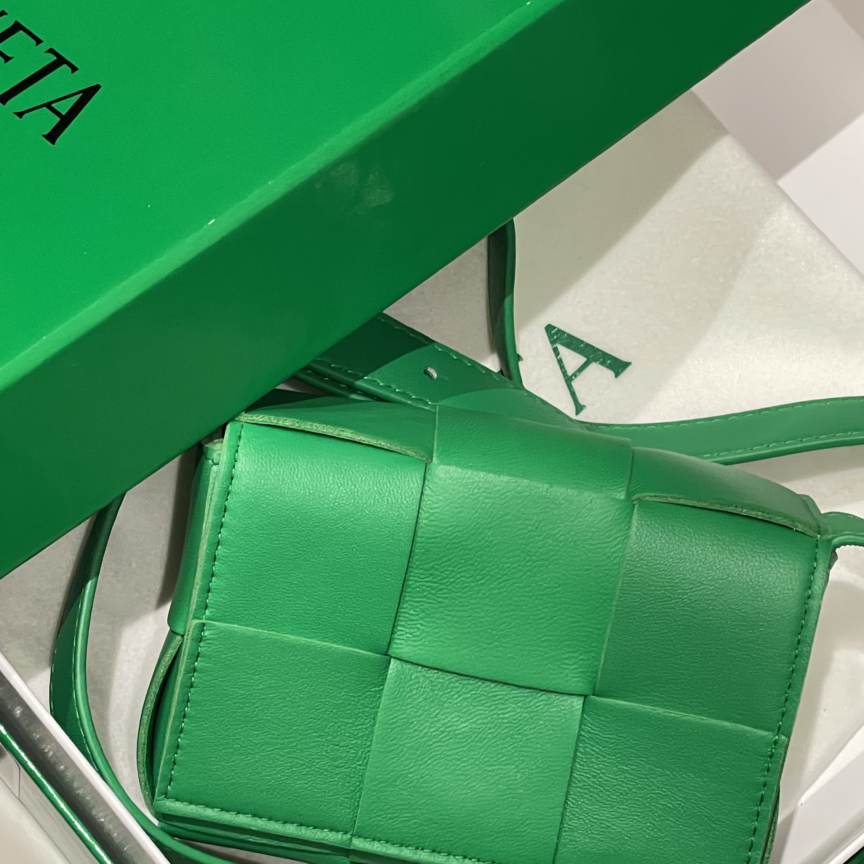 Bottega Veneta Mini Leather Cassette Parakeet 착용 스타일