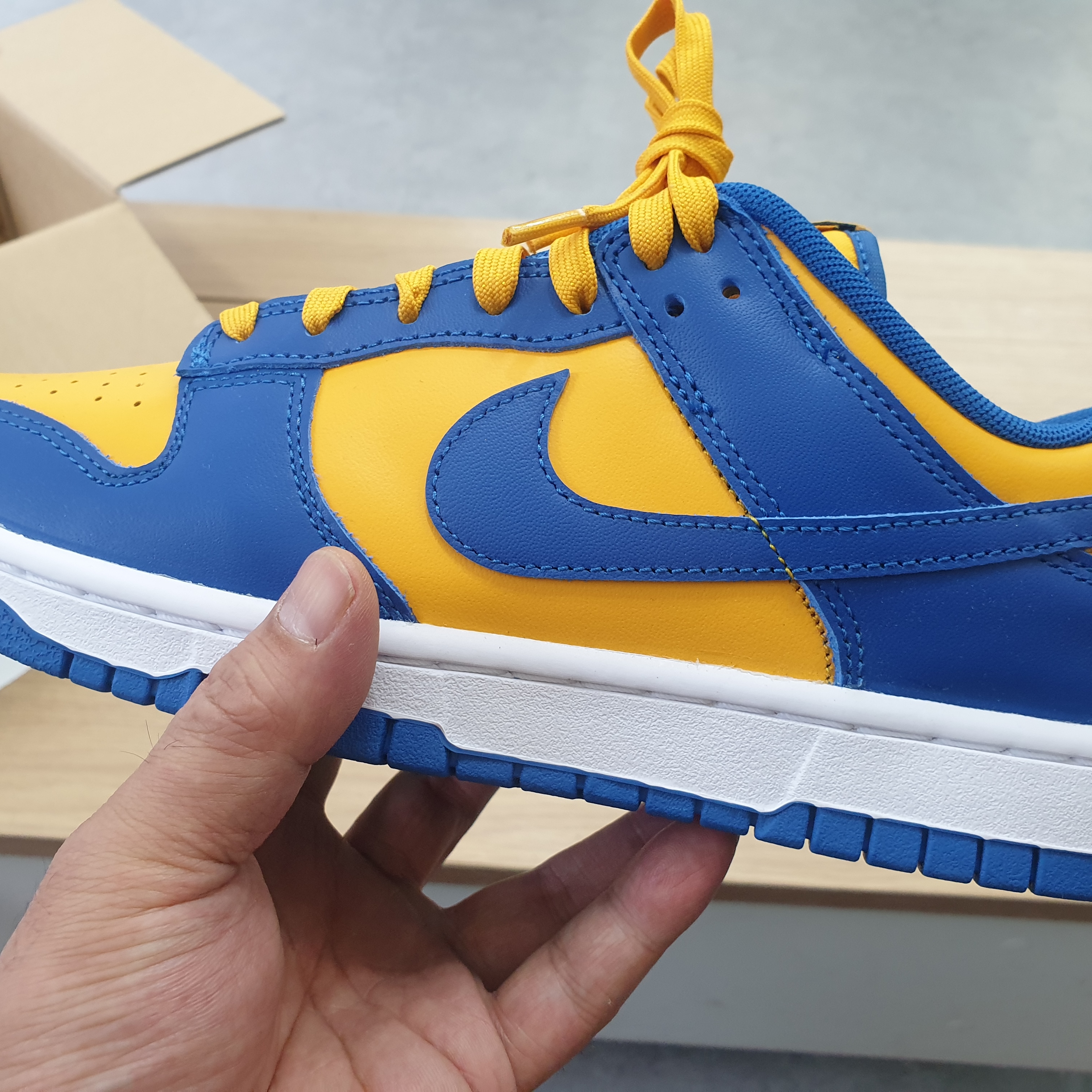 Nike Dunk Low Retro Blue Jay and University Gold 착용 스타일 - 2