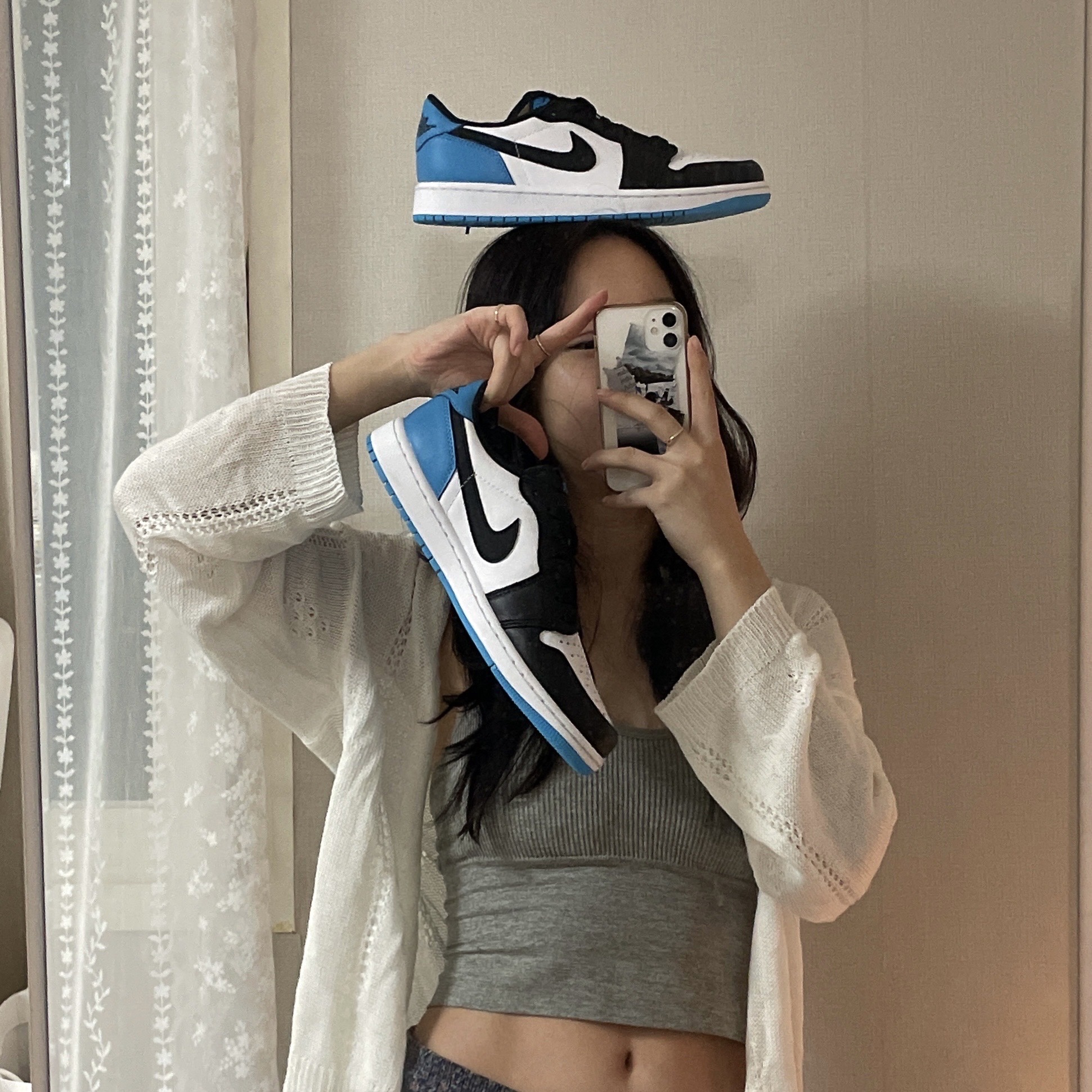Jordan 1 Retro Low OG Black and Dark Powder Blue 착용 스타일 - 3
