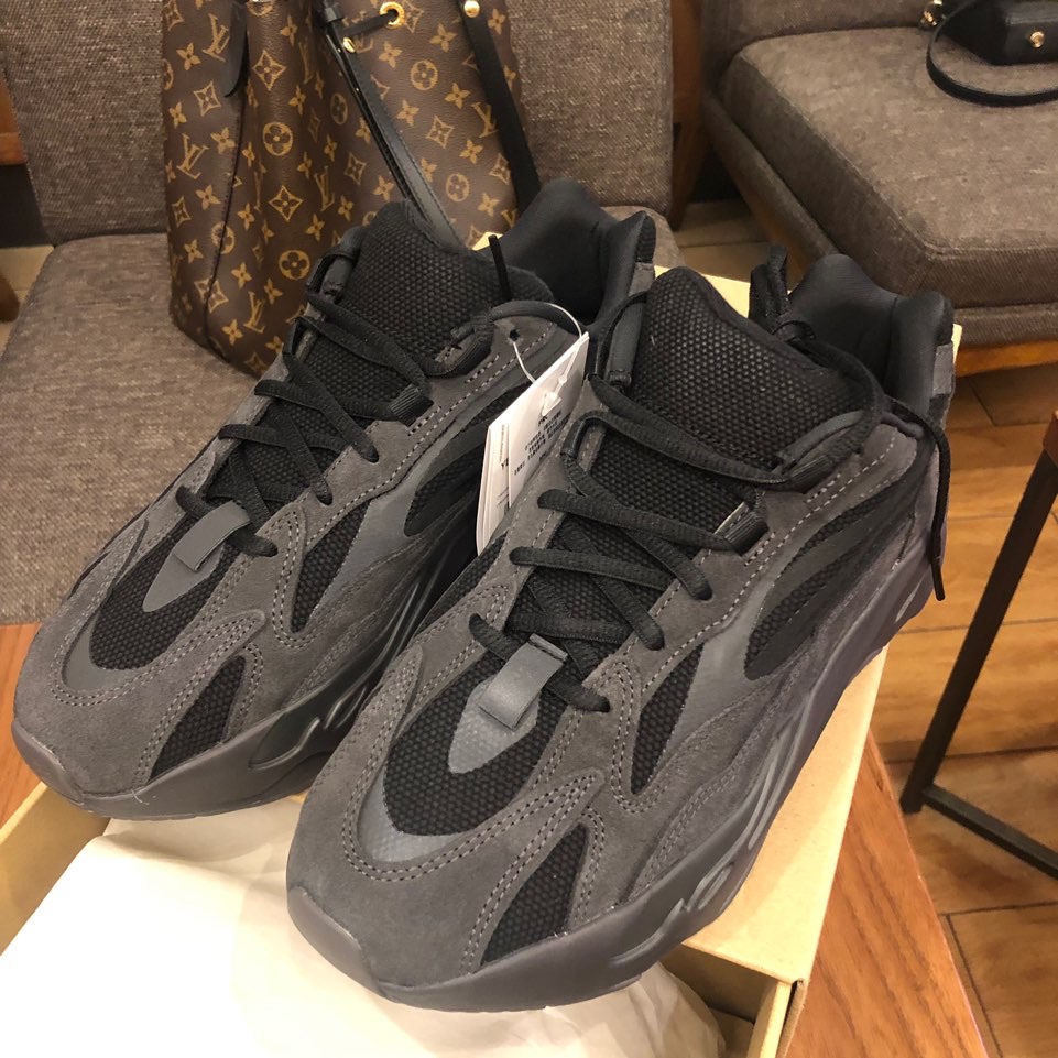 Adidas Yeezy Boost 700 V2 Vanta 2019 착용 스타일