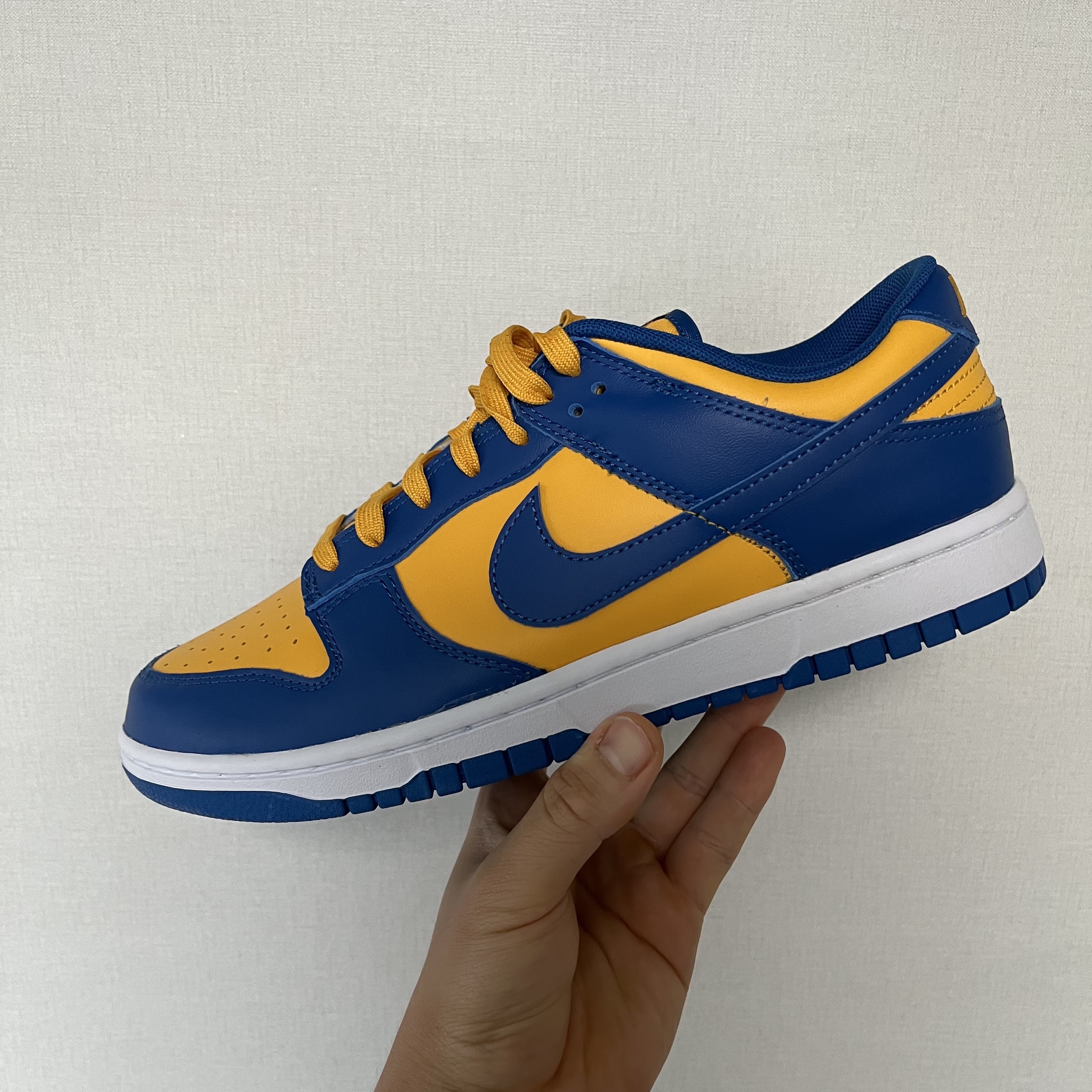 Nike Dunk Low Retro Blue Jay and University Gold 착용 스타일 - 1