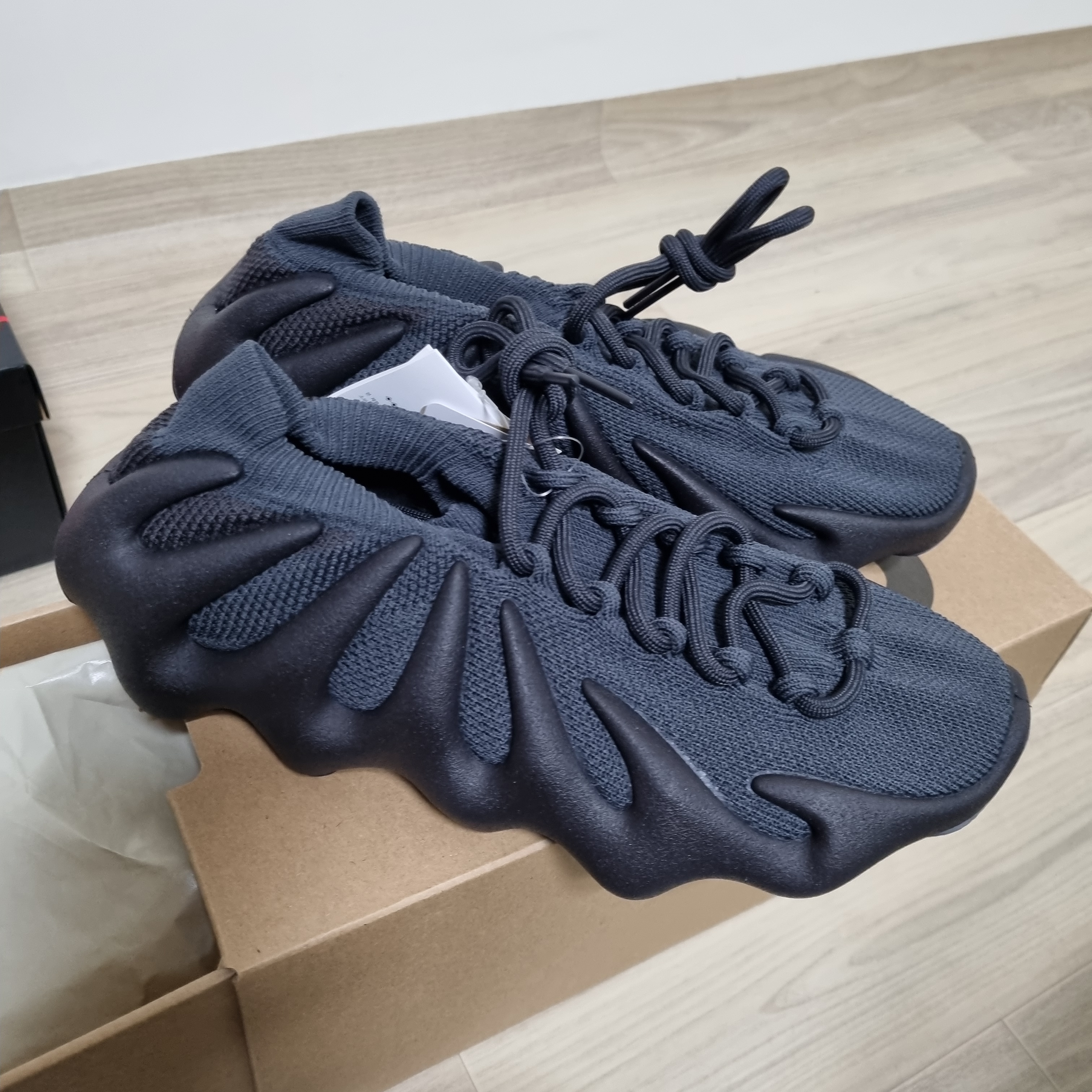 Adidas Yeezy 450 Utility Black 착용 스타일 - 1