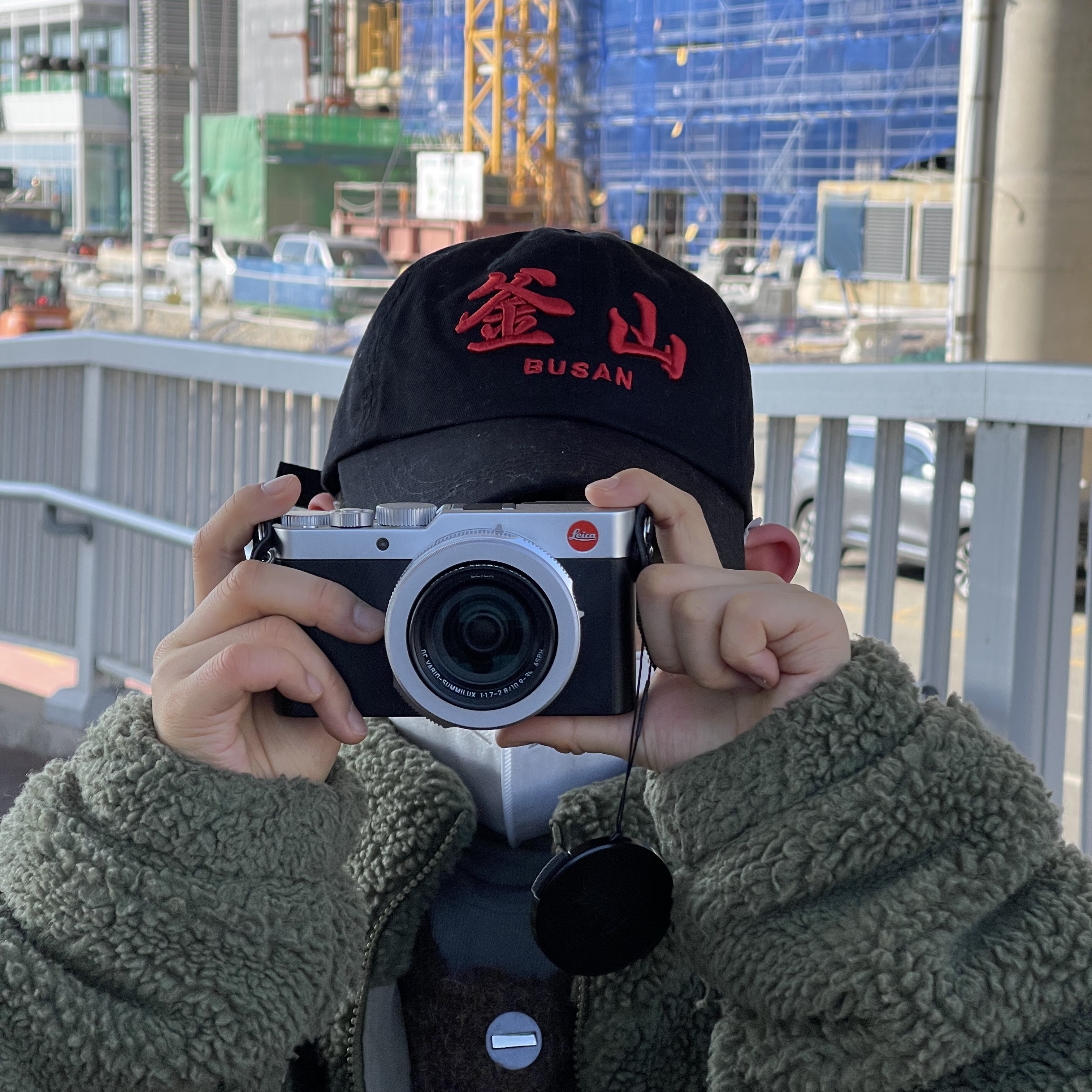 Darkr8m Studio Busan Red Logo Cap 착용 스타일 - 4