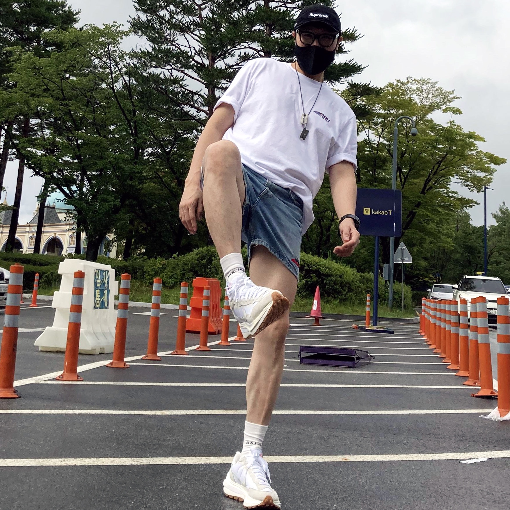 Nike x Sacai VaporWaffle White and Gum, Supreme Military Camp Cap Black - 22SS 착용 스타일 - 4