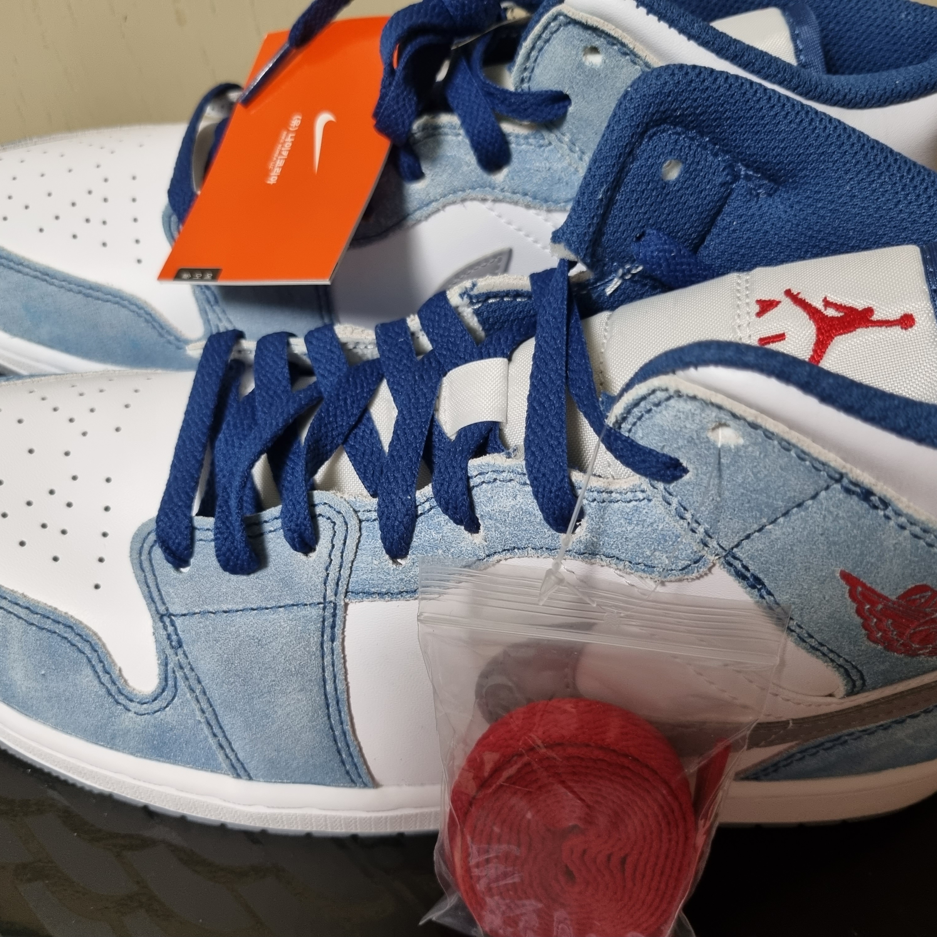 Jordan 1 Mid SE French Blue Fire Red 착용 스타일