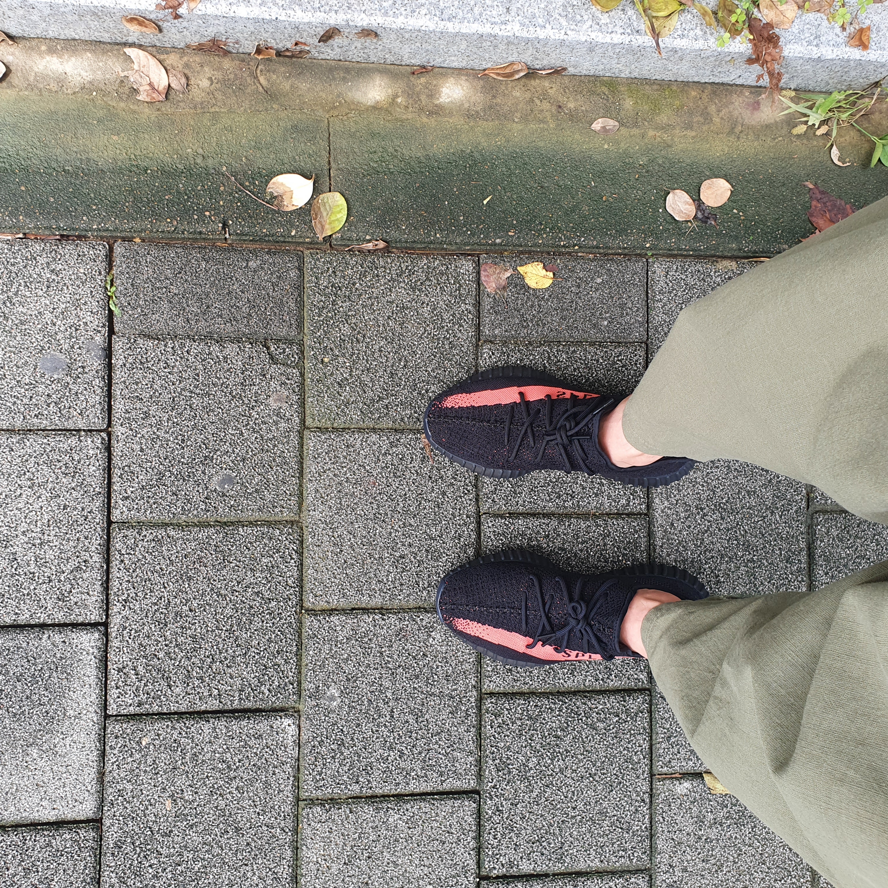 Adidas Yeezy Boost 350 V2 Core Black Red 2022/2023 착용 스타일 - 1