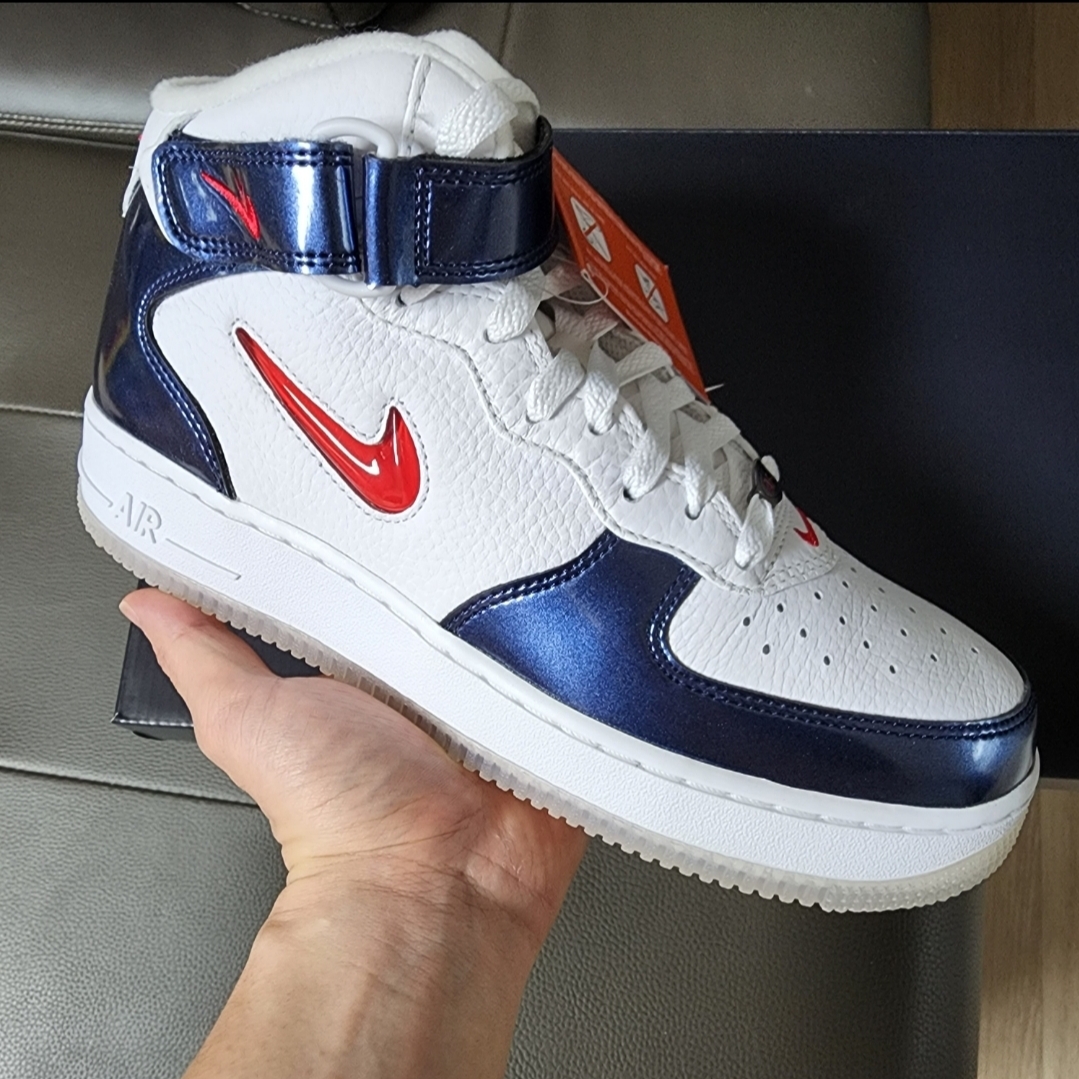 Nike Air Force 1 Mid QS University Red and Midnight Navy 착용 스타일