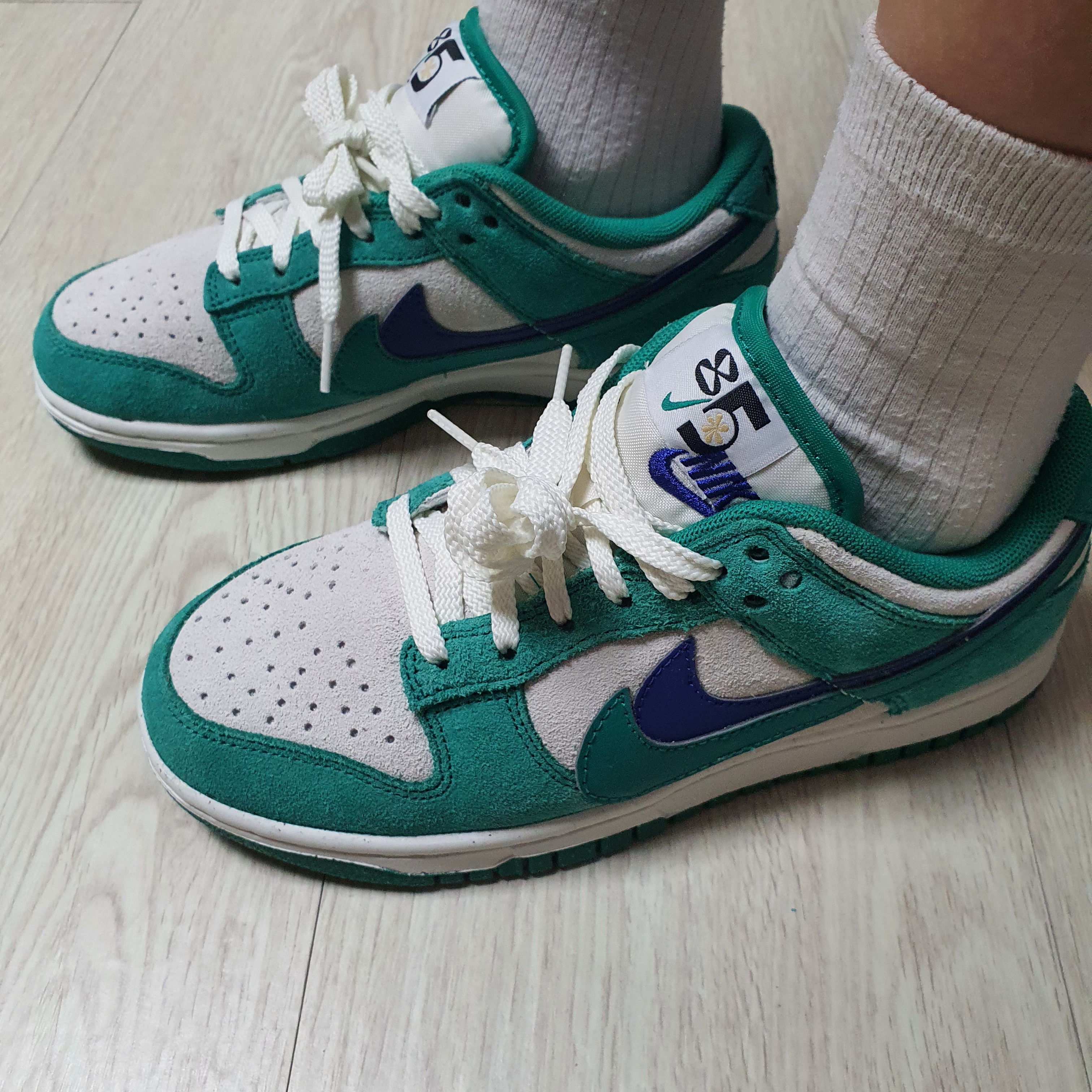 (W) Nike Dunk Low SE 85 Neptune Green and Sail 착용 스타일 - 1