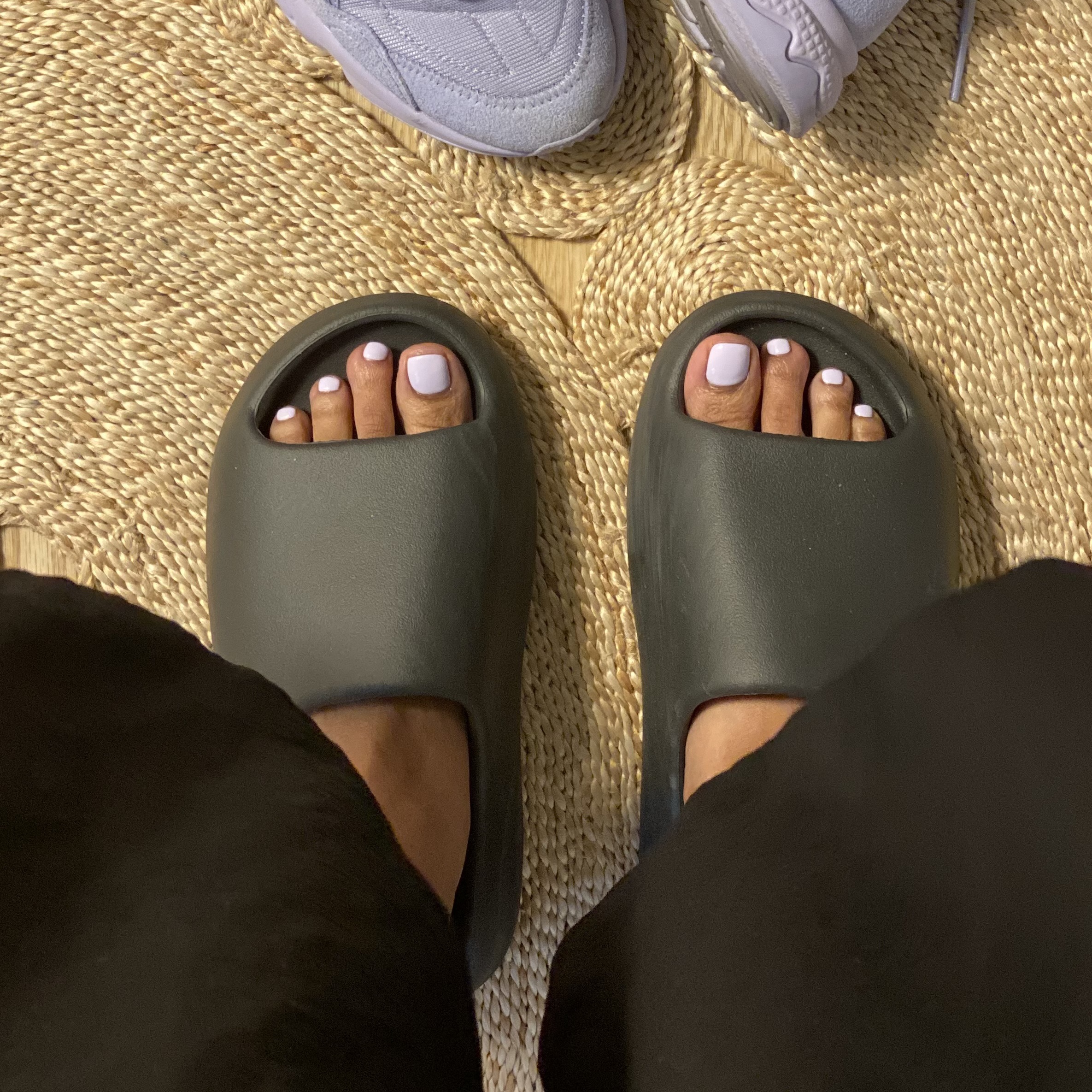 Adidas Yeezy Slide Onyx 착용 스타일