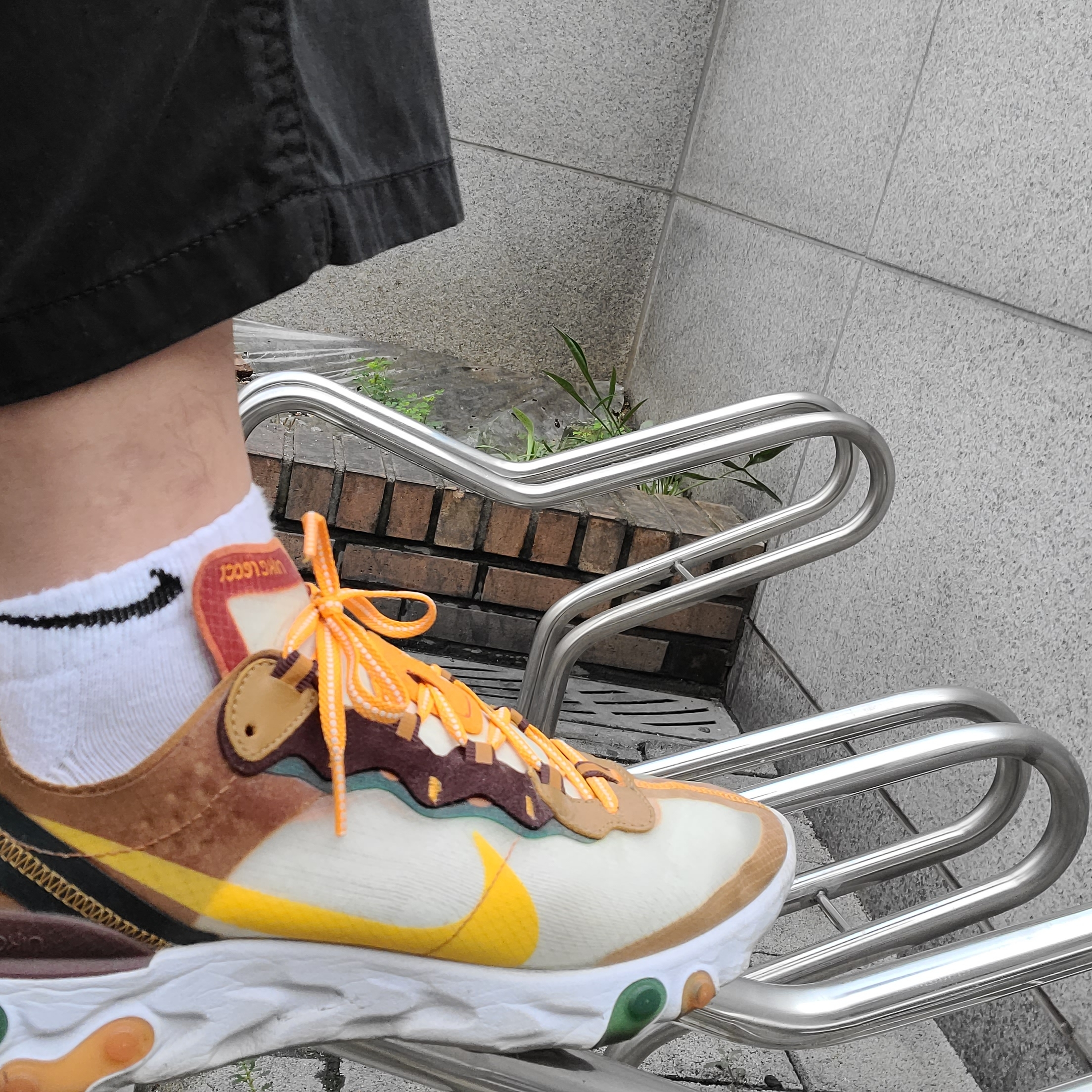 Nike React Element 87 Orange Peel 착용 스타일 - 2