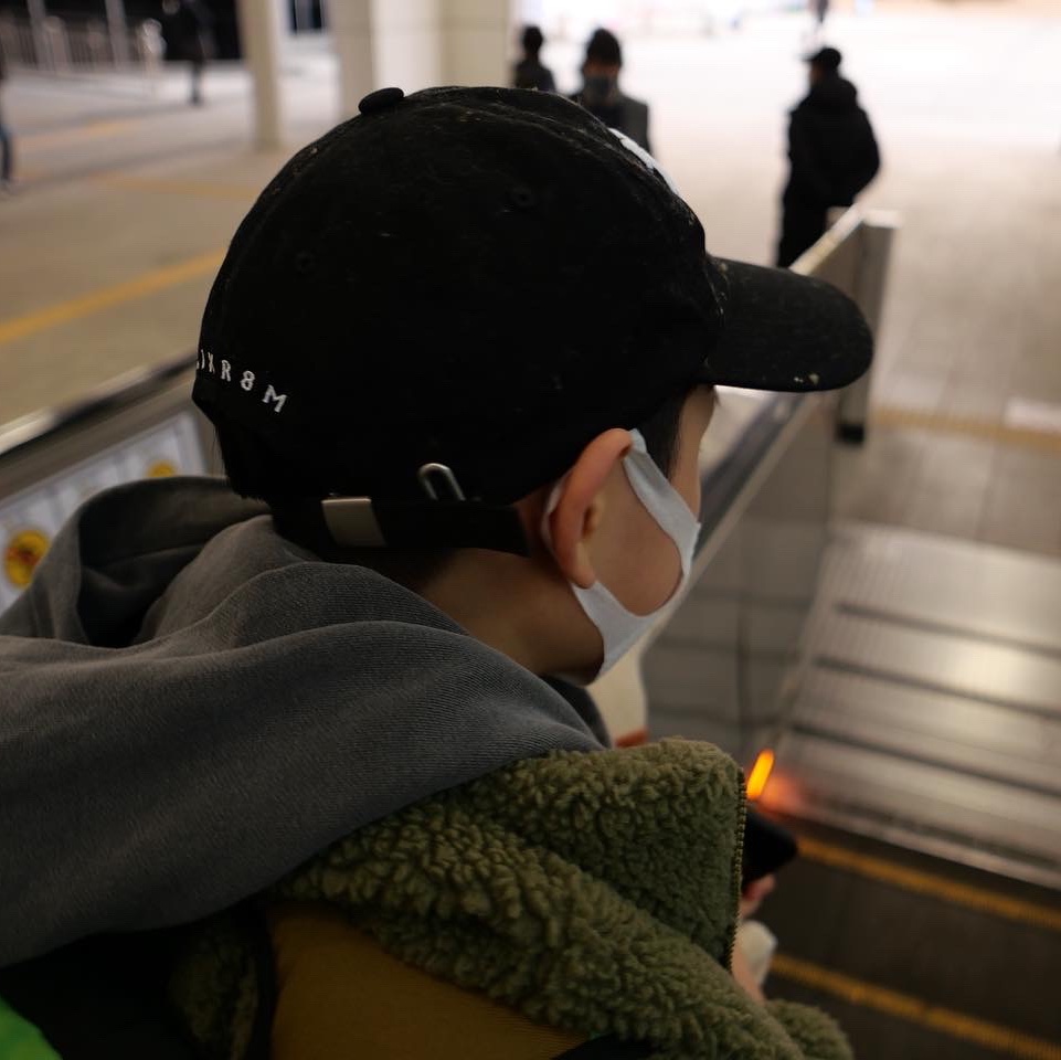Darkr8m Studio White Logo Cap 착용 스타일 - 3