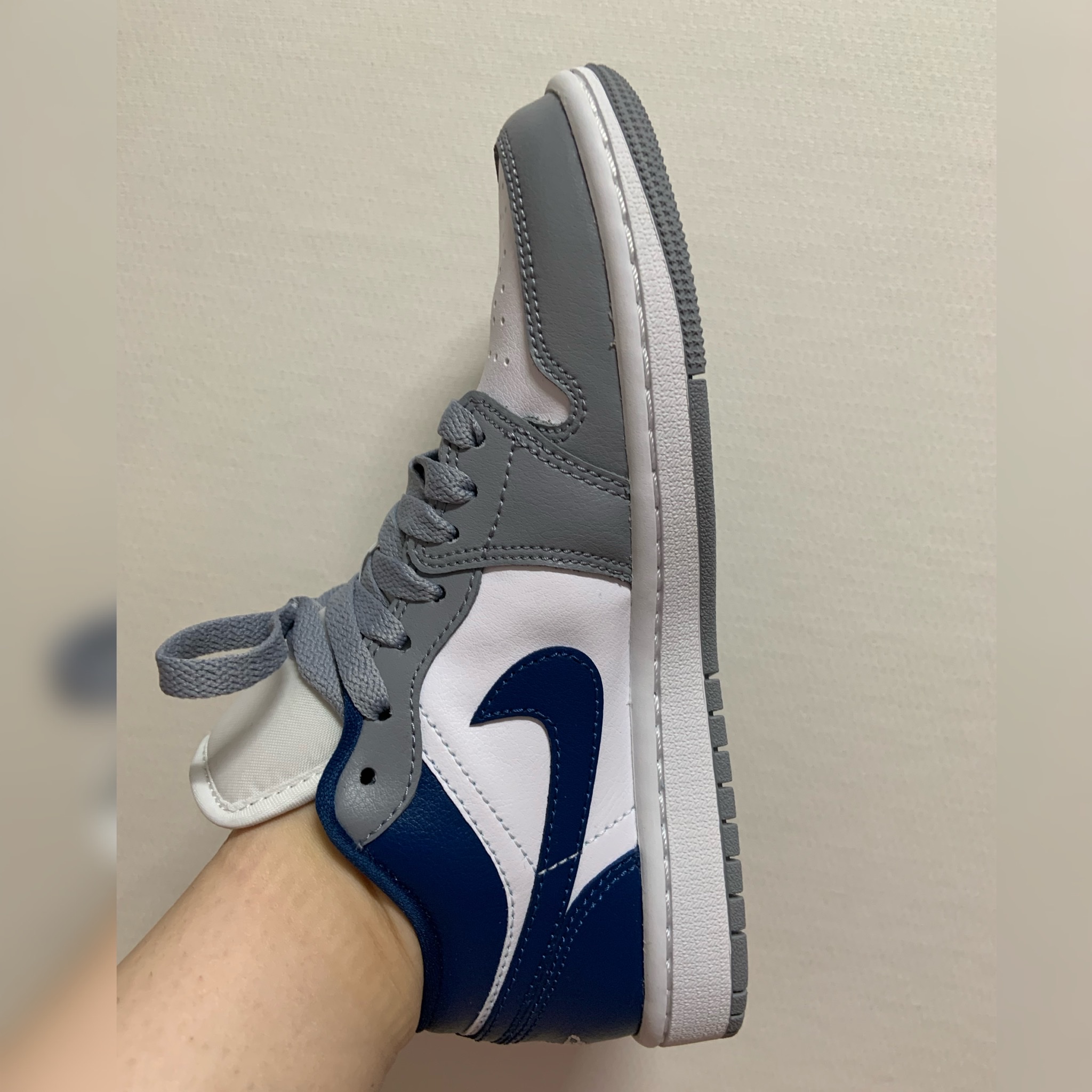 (W) Jordan 1 Low White Grey Blue 착용 스타일 - 3