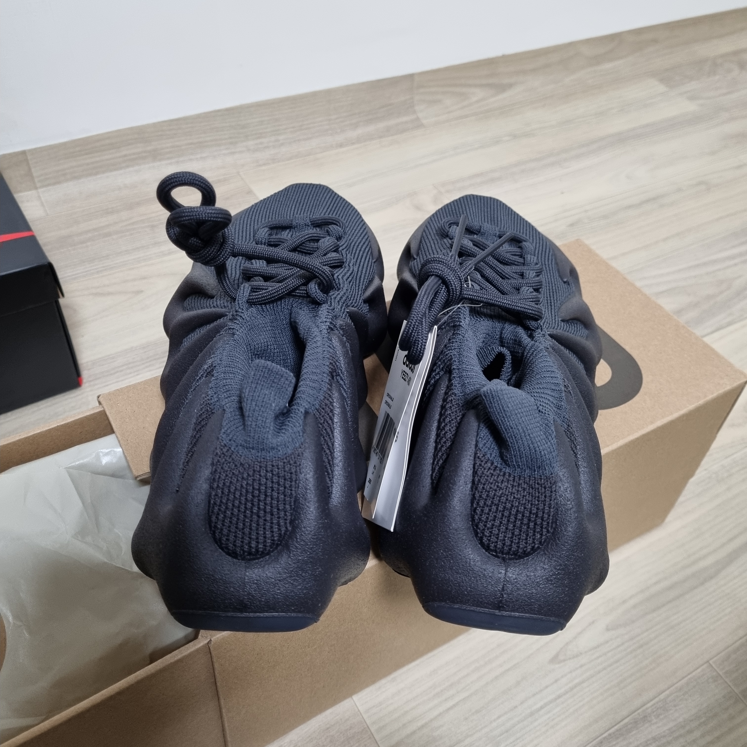 Adidas Yeezy 450 Utility Black 착용 스타일 - 3