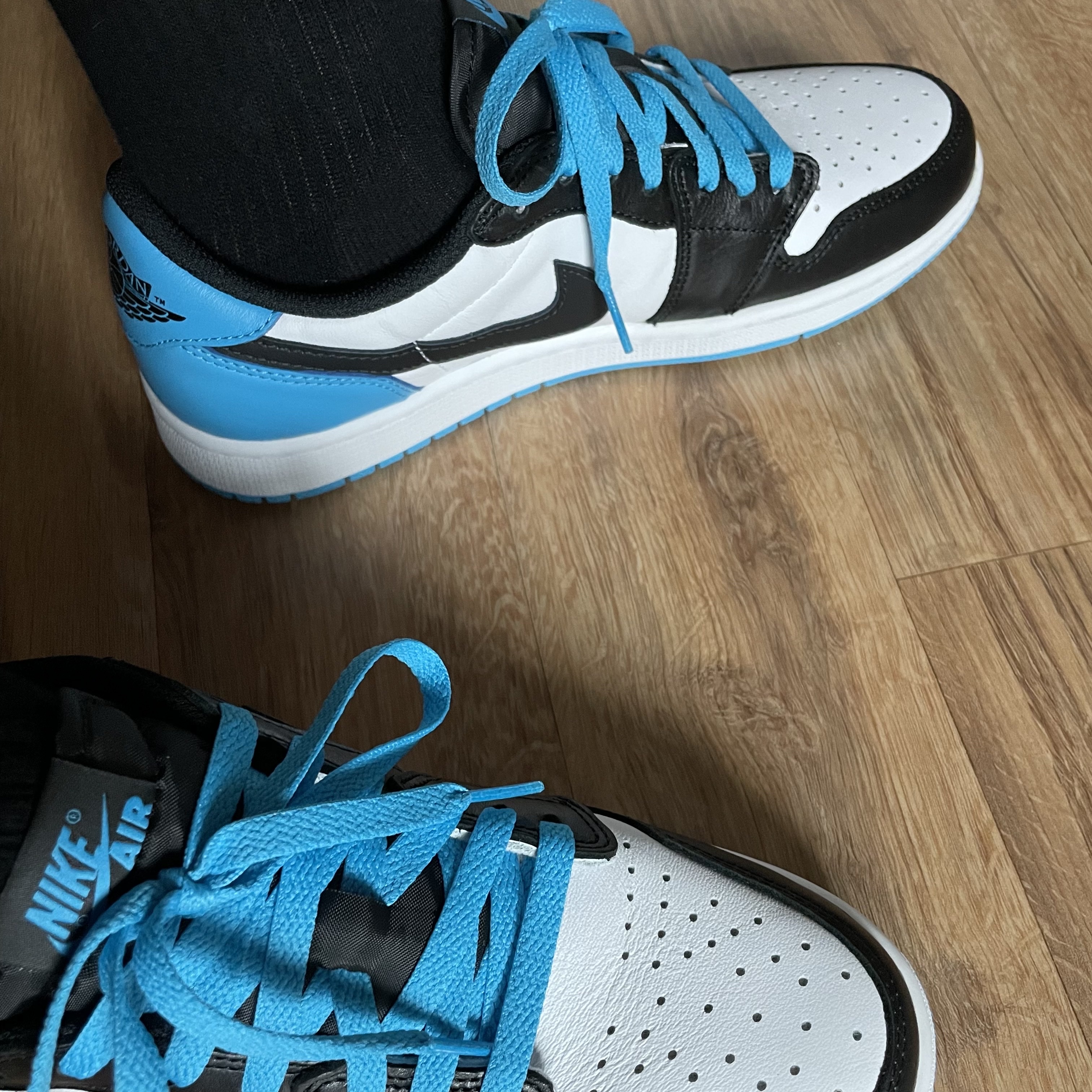 Jordan 1 Retro Low OG Black and Dark Powder Blue 착용 스타일 - 4