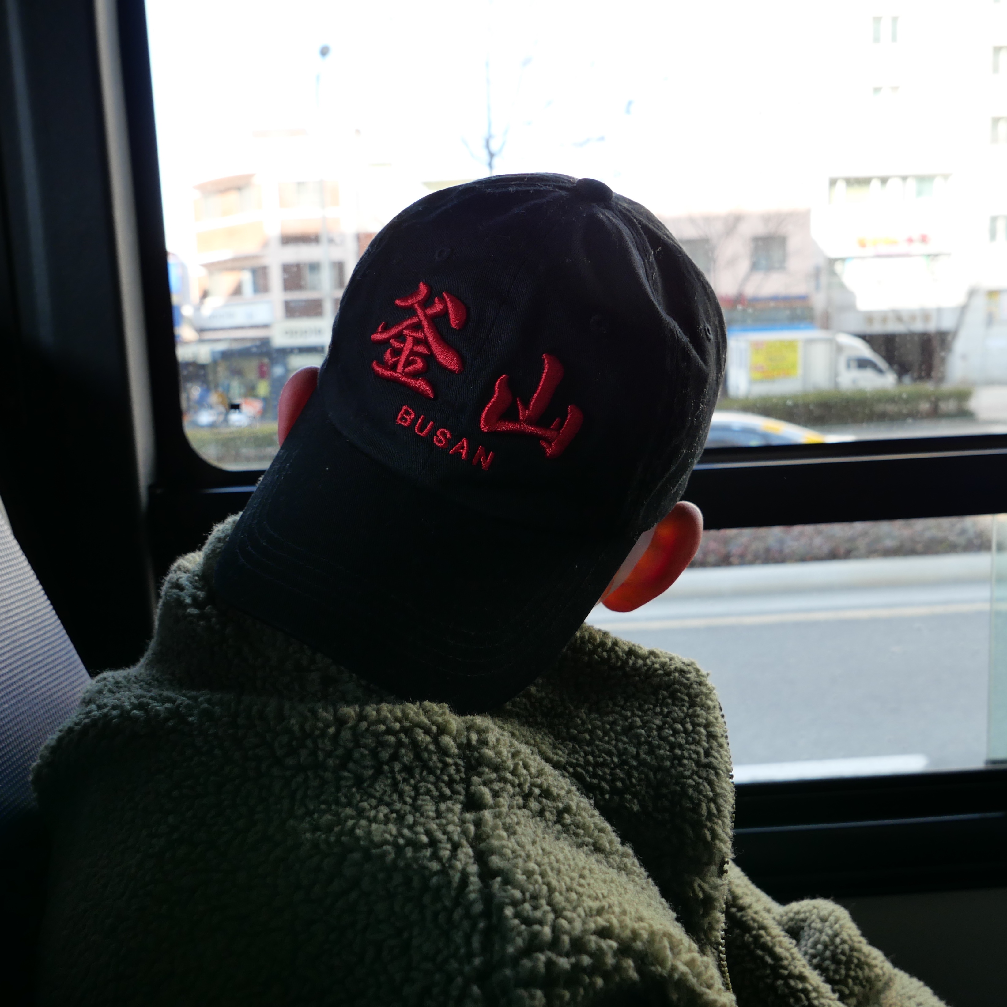 Darkr8m Studio Busan Red Logo Cap 착용 스타일 - 1