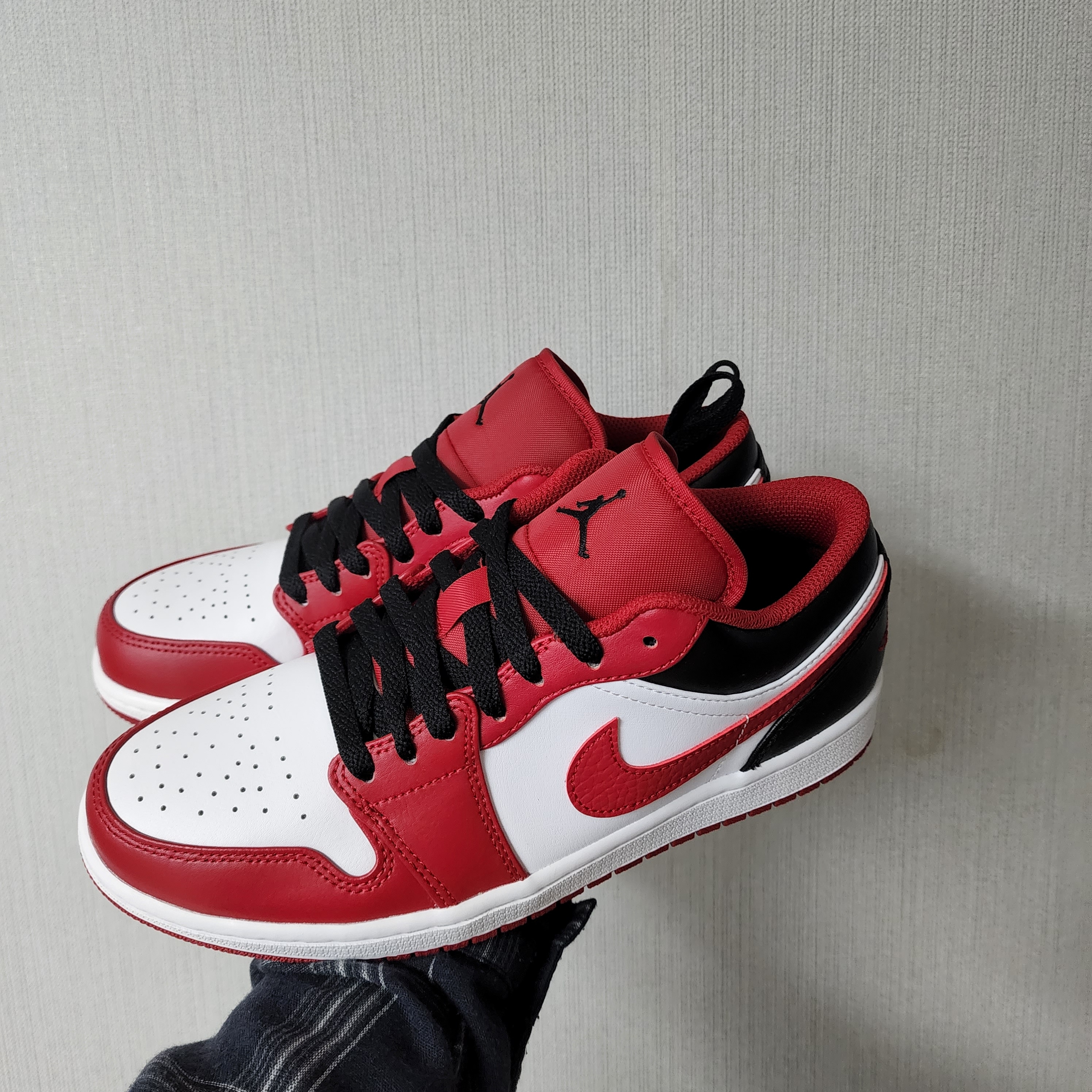 Jordan 1 Low White Gym Red Black 착용 스타일