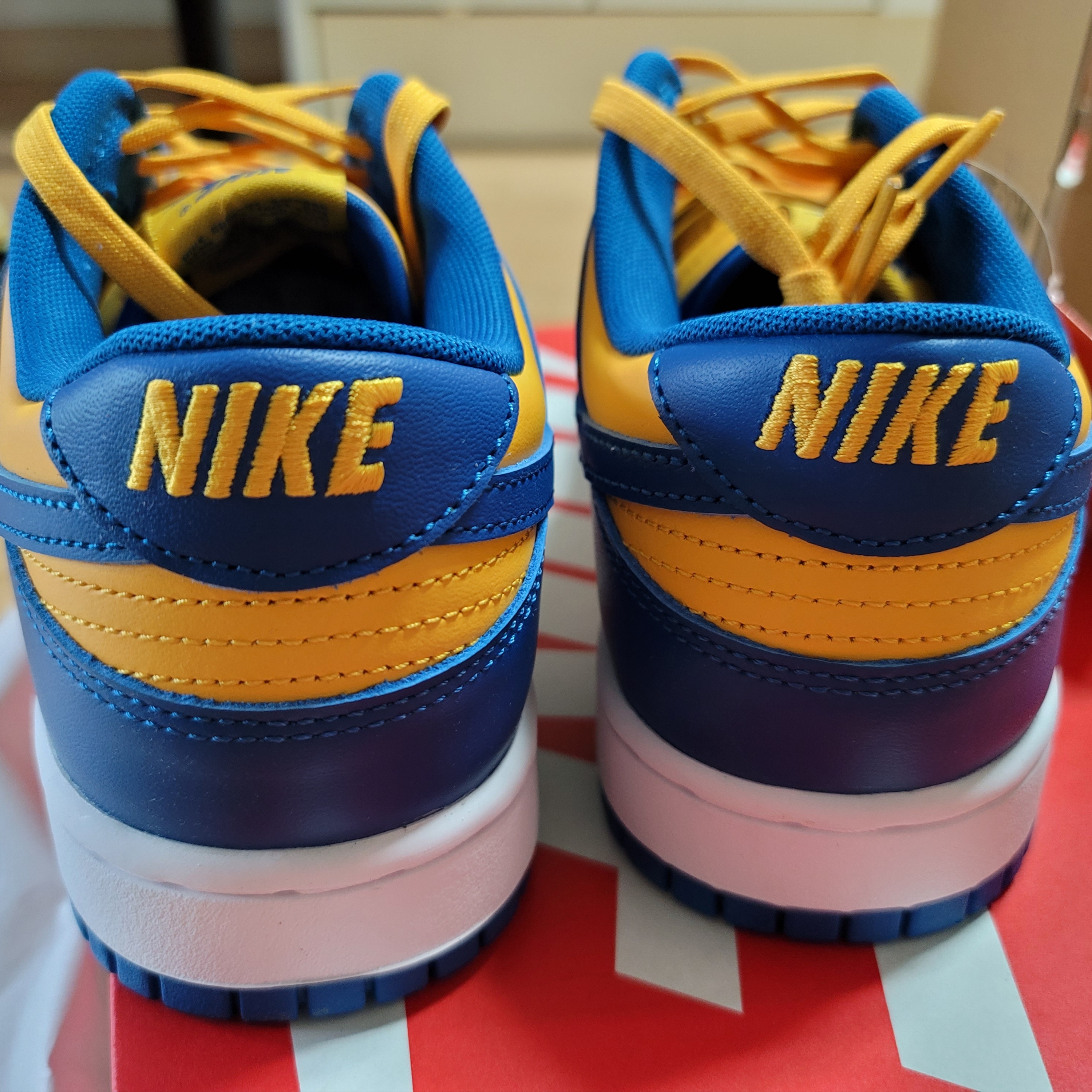 Nike Dunk Low Retro Blue Jay and University Gold 착용 스타일 - 3