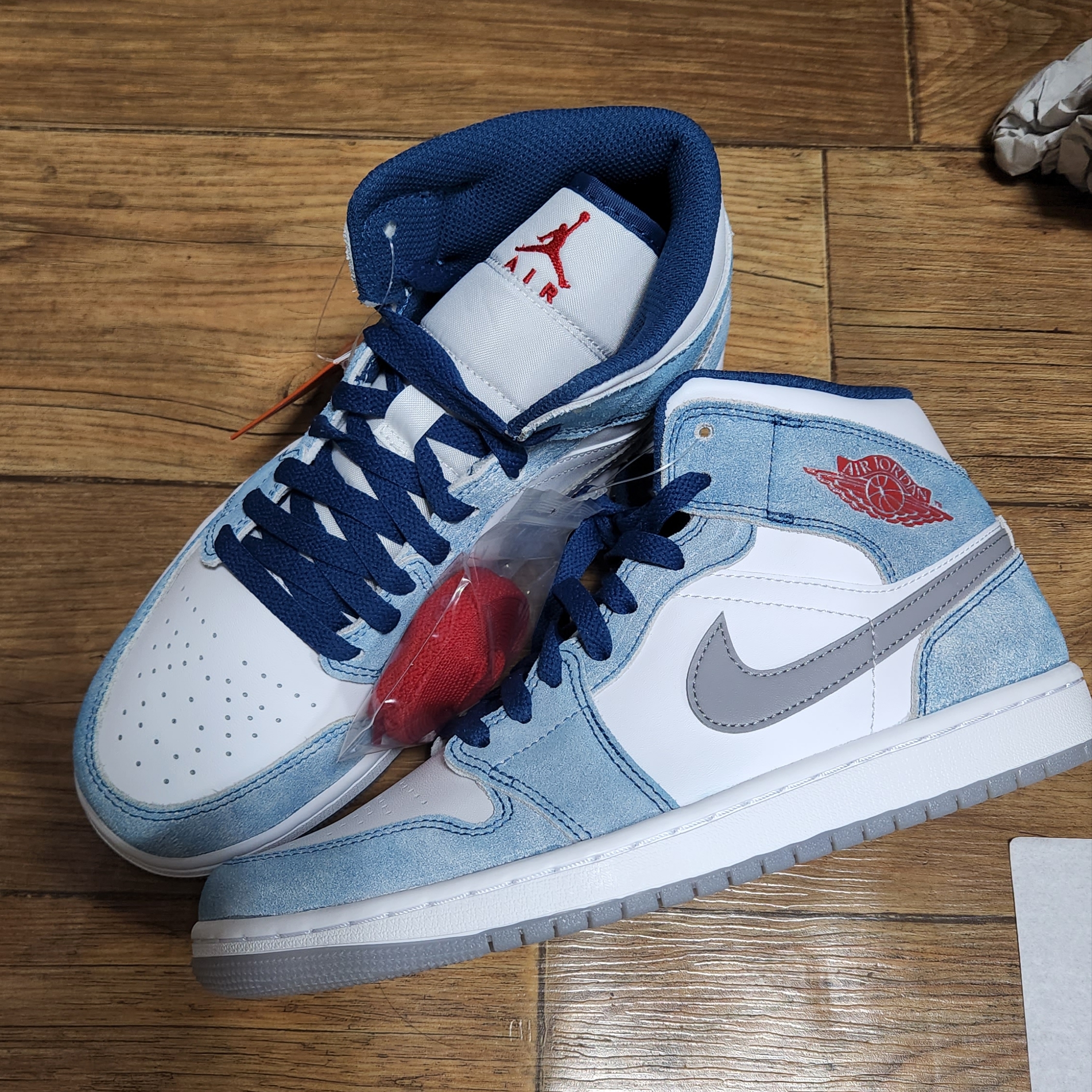 Jordan 1 Mid SE French Blue Fire Red 착용 스타일