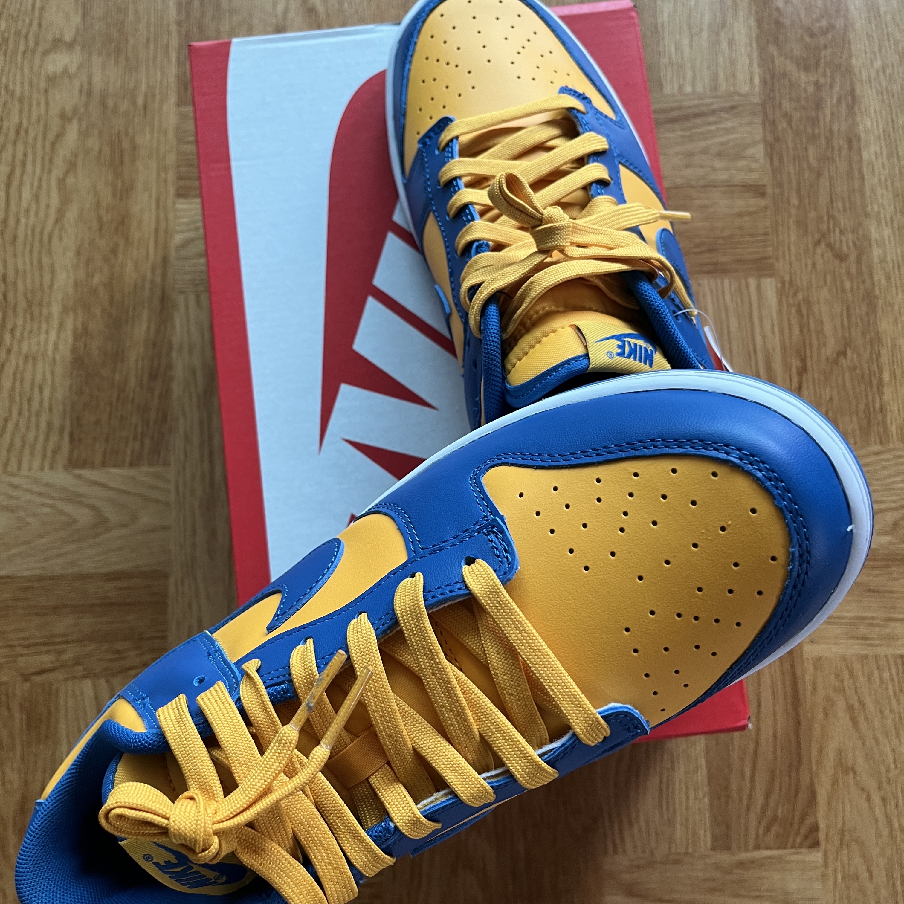 Nike Dunk Low Retro Blue Jay and University Gold 착용 스타일 - 2