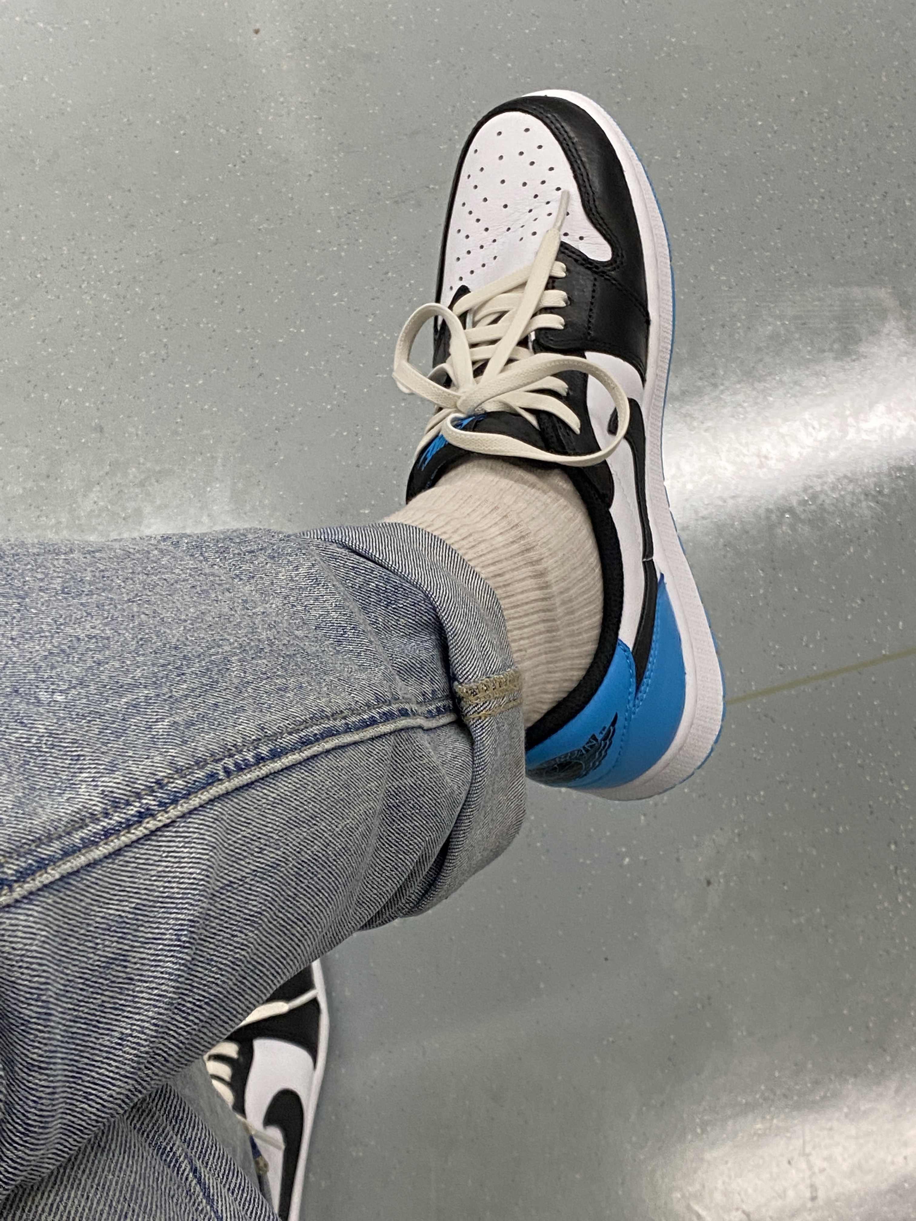 Jordan 1 Retro Low OG Black and Dark Powder Blue 착용 스타일