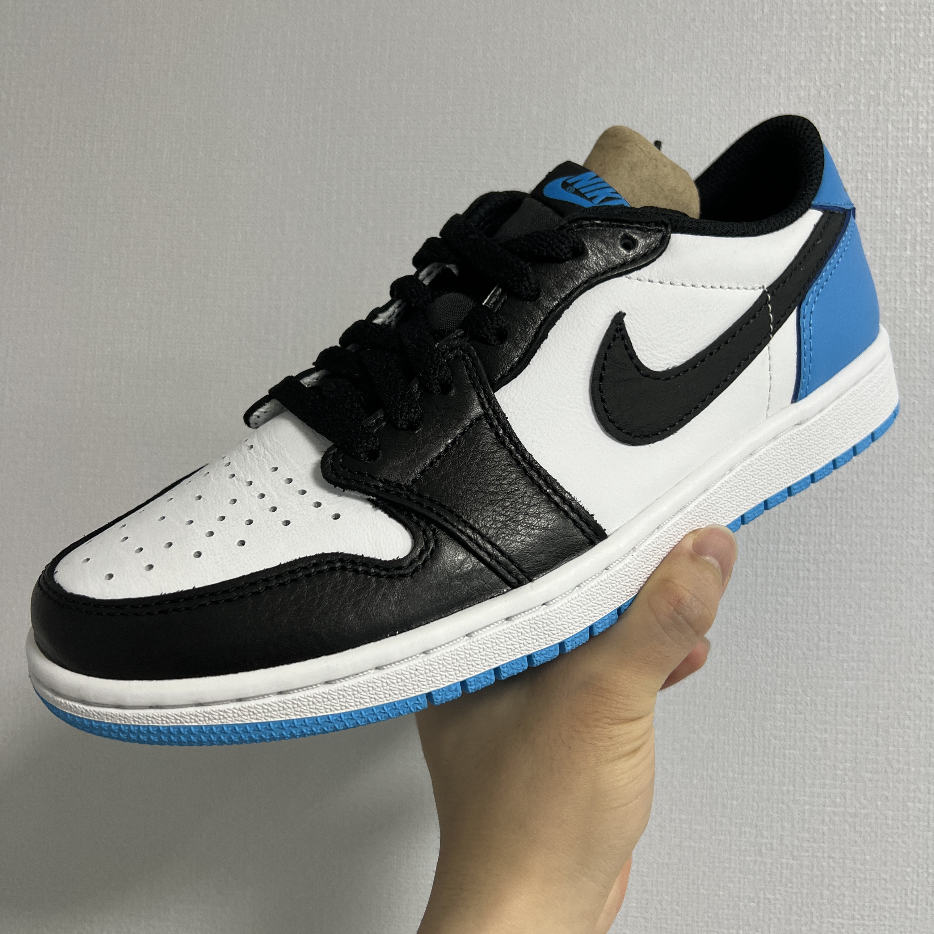 Jordan 1 Retro Low OG Black and Dark Powder Blue 착용 스타일