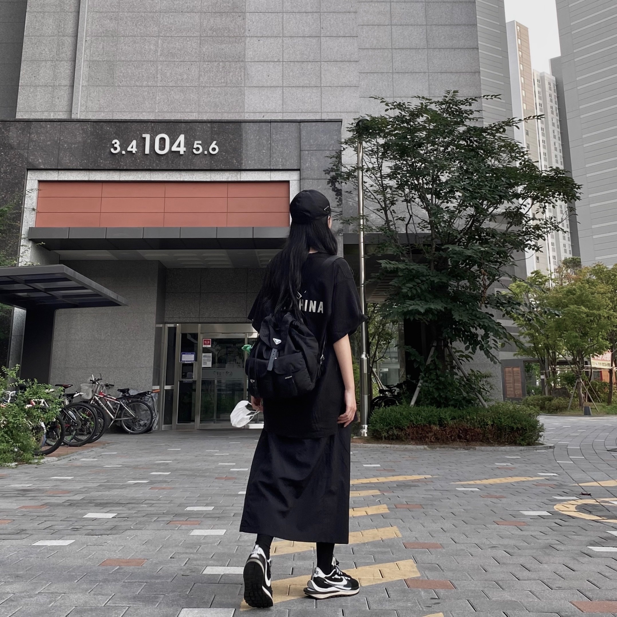 Prada Re-Nylon Baseball Cap Black, Prada Re-Nylon Medium Backpack Black 착용 스타일