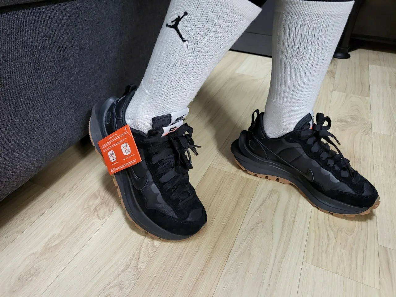 Nike x Sacai VaporWaffle Black and Gum 착용 스타일 - 1