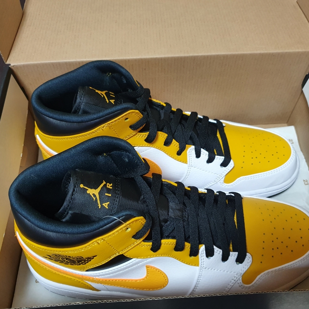 Jordan 1 Mid White University Gold 착용 스타일 - 1