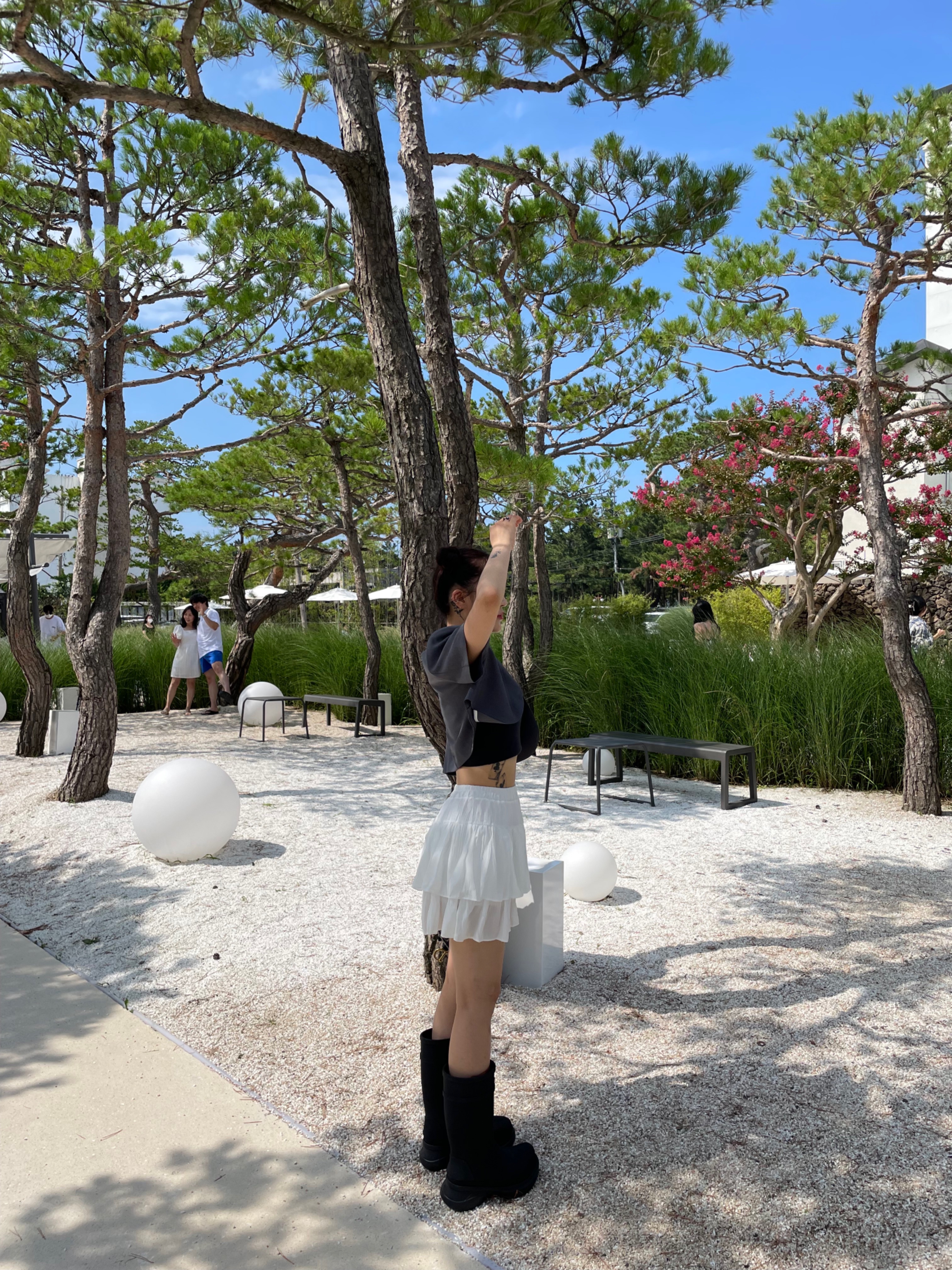 Dior Mini Saddle Bag Blue Dior Oblique Jacquard, (W) Balenciaga x Crocs Rubber Boot Black 착용 스타일 - 2