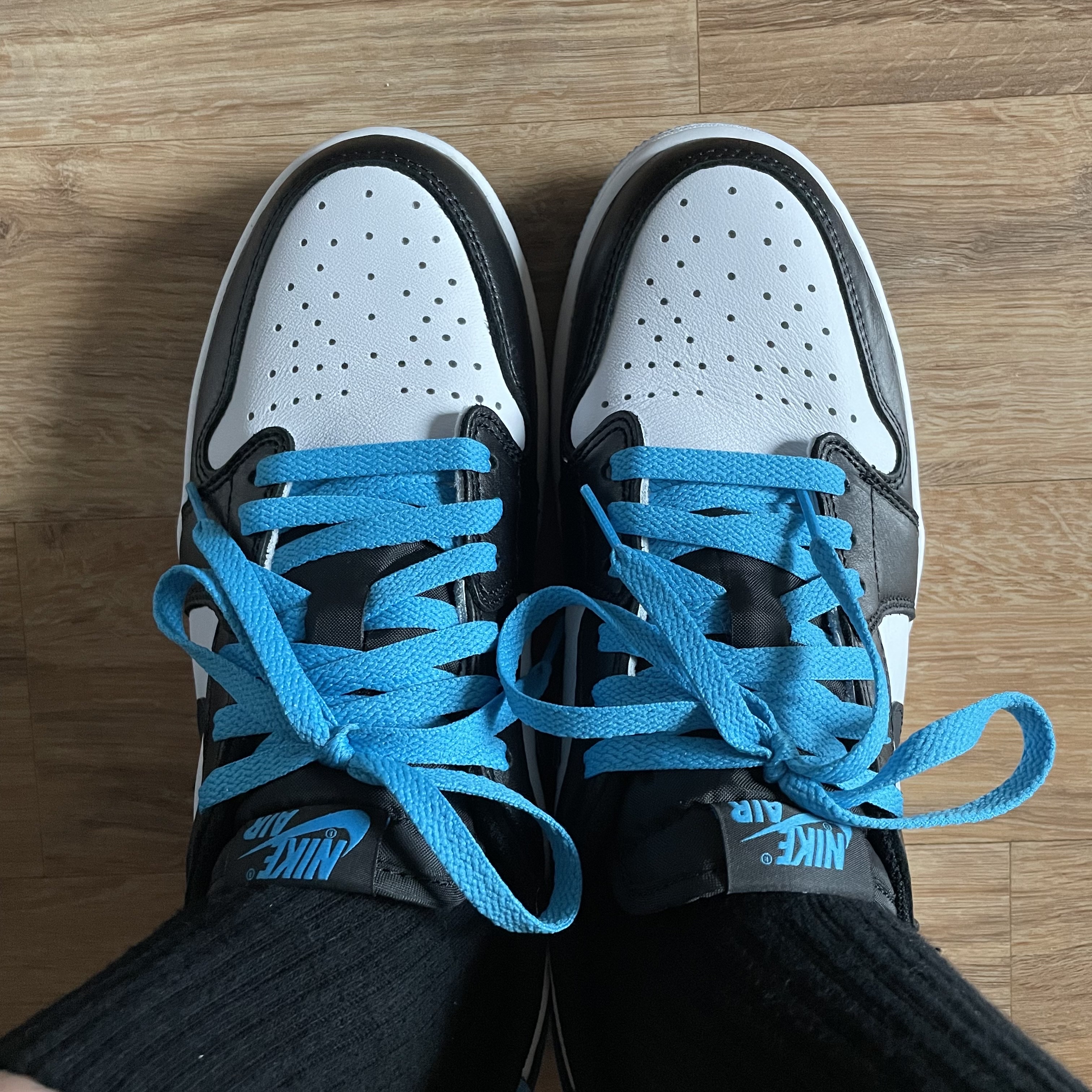 Jordan 1 Retro Low OG Black and Dark Powder Blue 착용 스타일 - 5