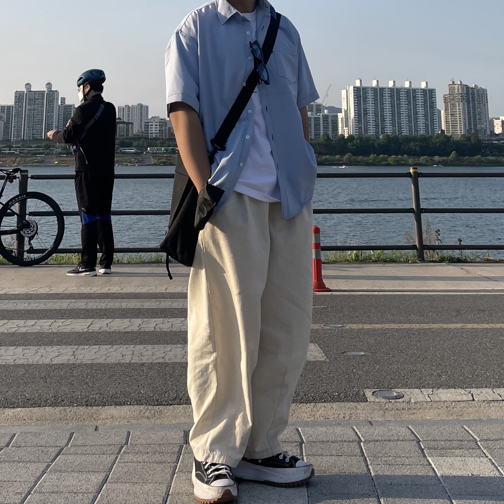 Converse Run Star Hike Hi Black White Gum 착용 스타일 - 1