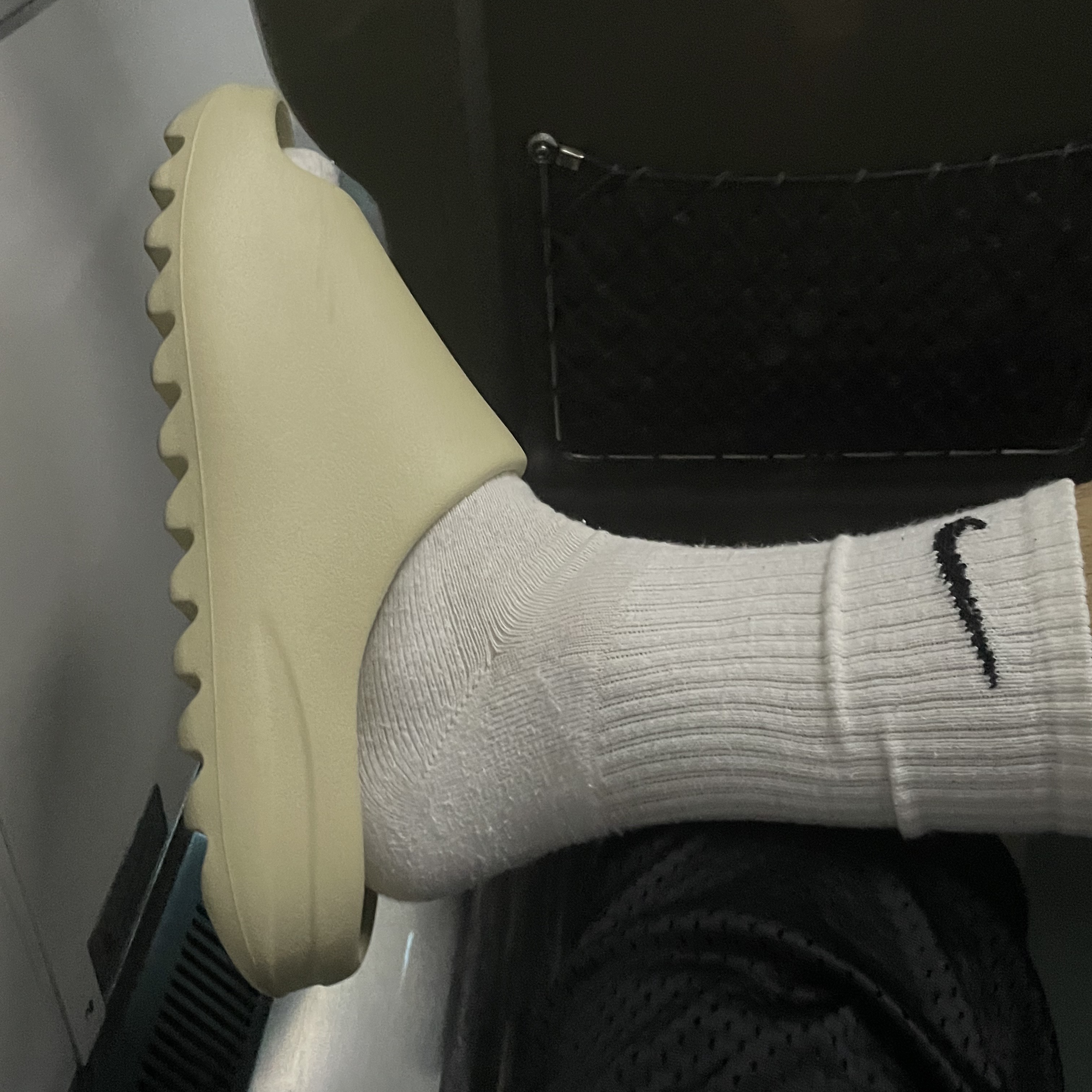 Adidas Yeezy Slide Bone 2022/2023 착용 스타일