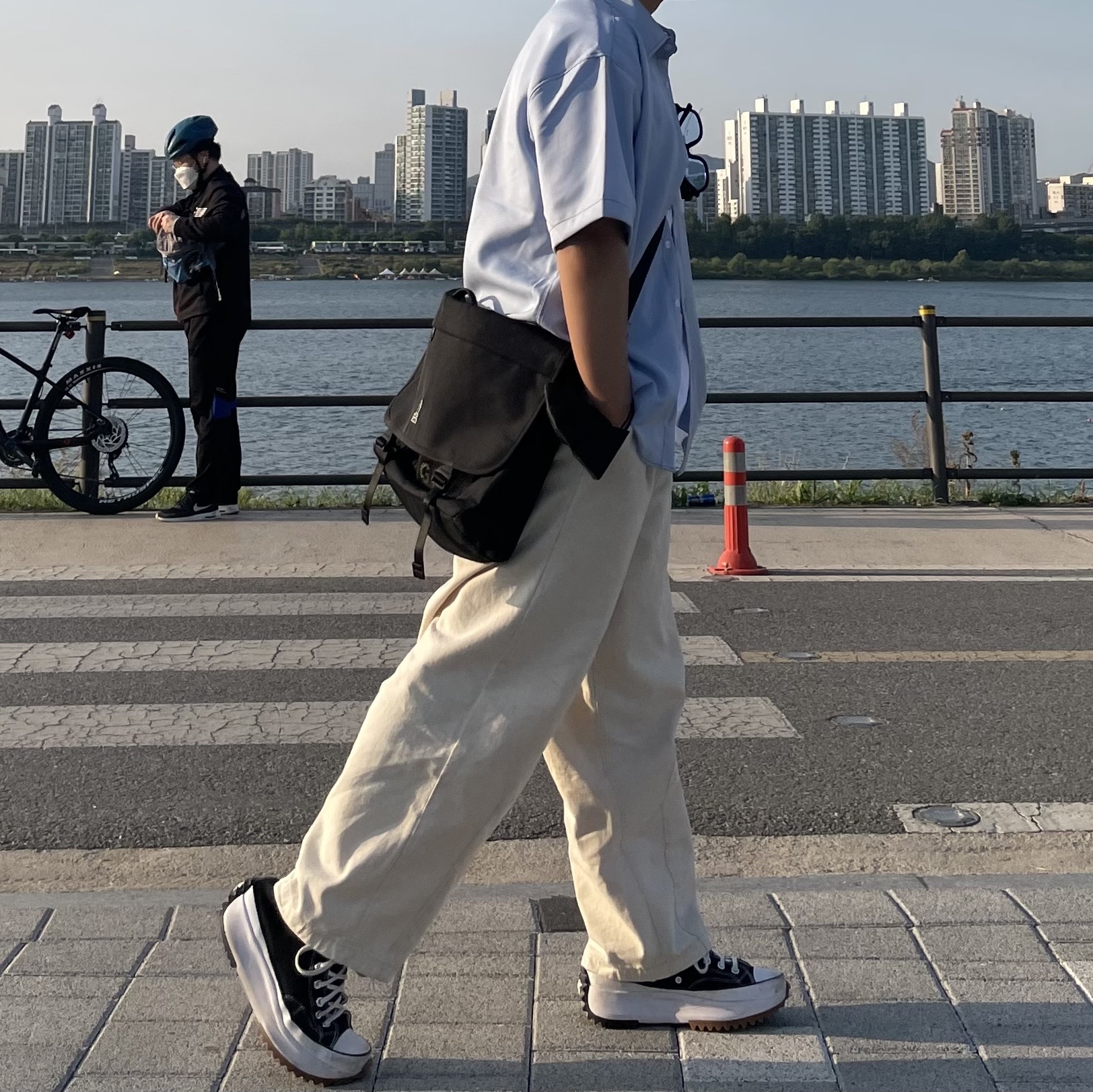 Converse Run Star Hike Hi Black White Gum 착용 스타일 - 2