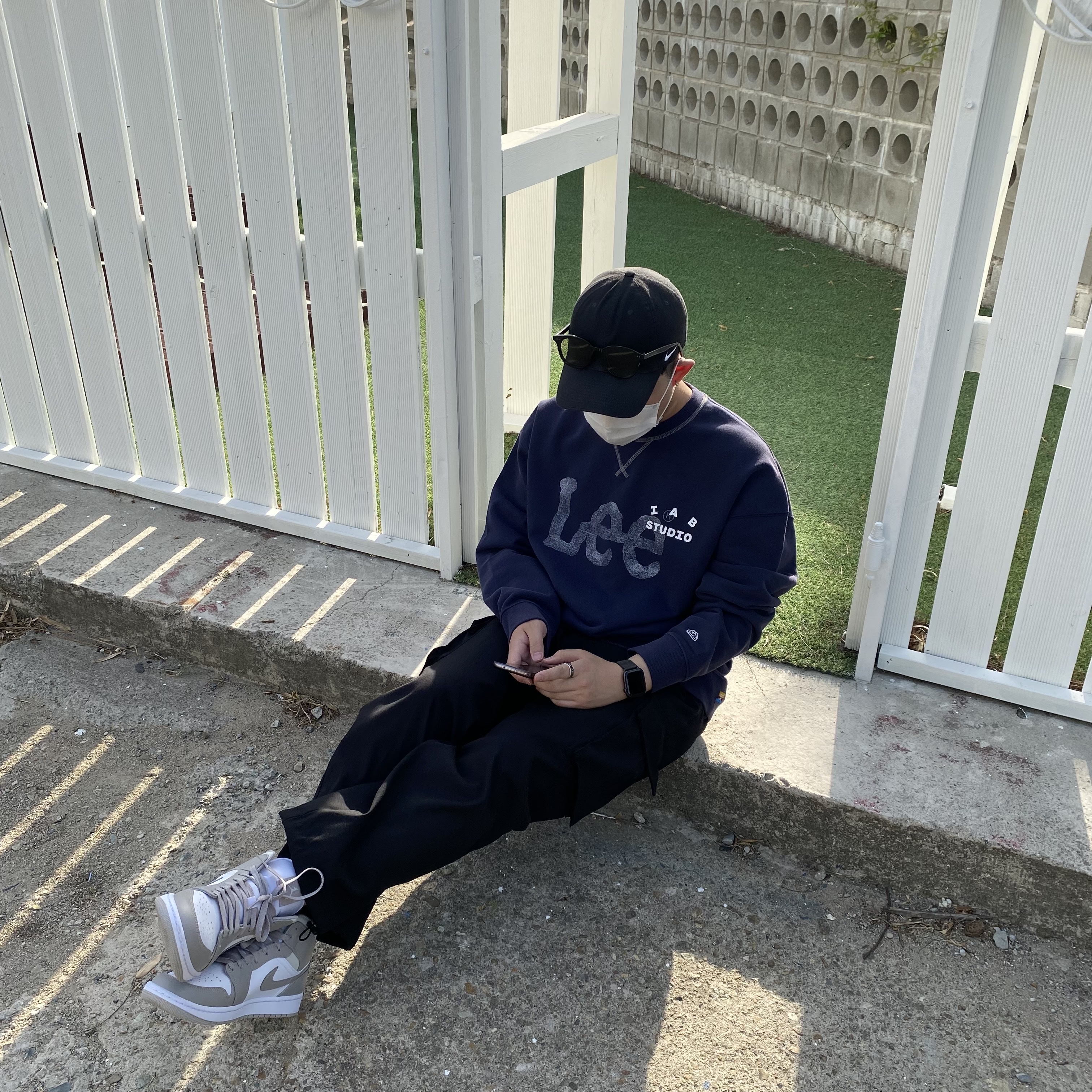 Jordan 1 Mid College Grey, IAB Studio x Lee Pigment Sweatshirt Indigo Navy 착용 스타일