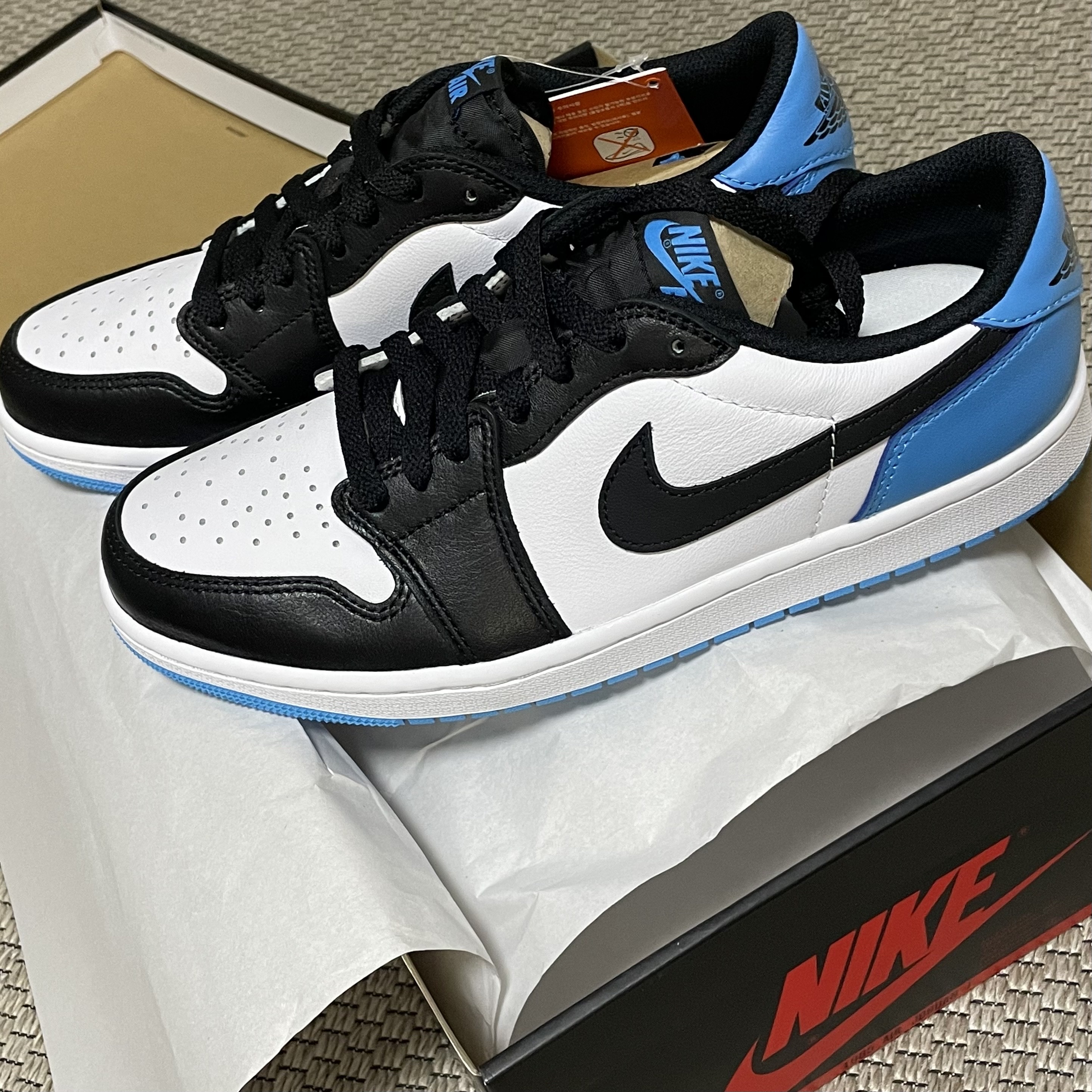 Jordan 1 Retro Low OG Black and Dark Powder Blue 착용 스타일 - 2