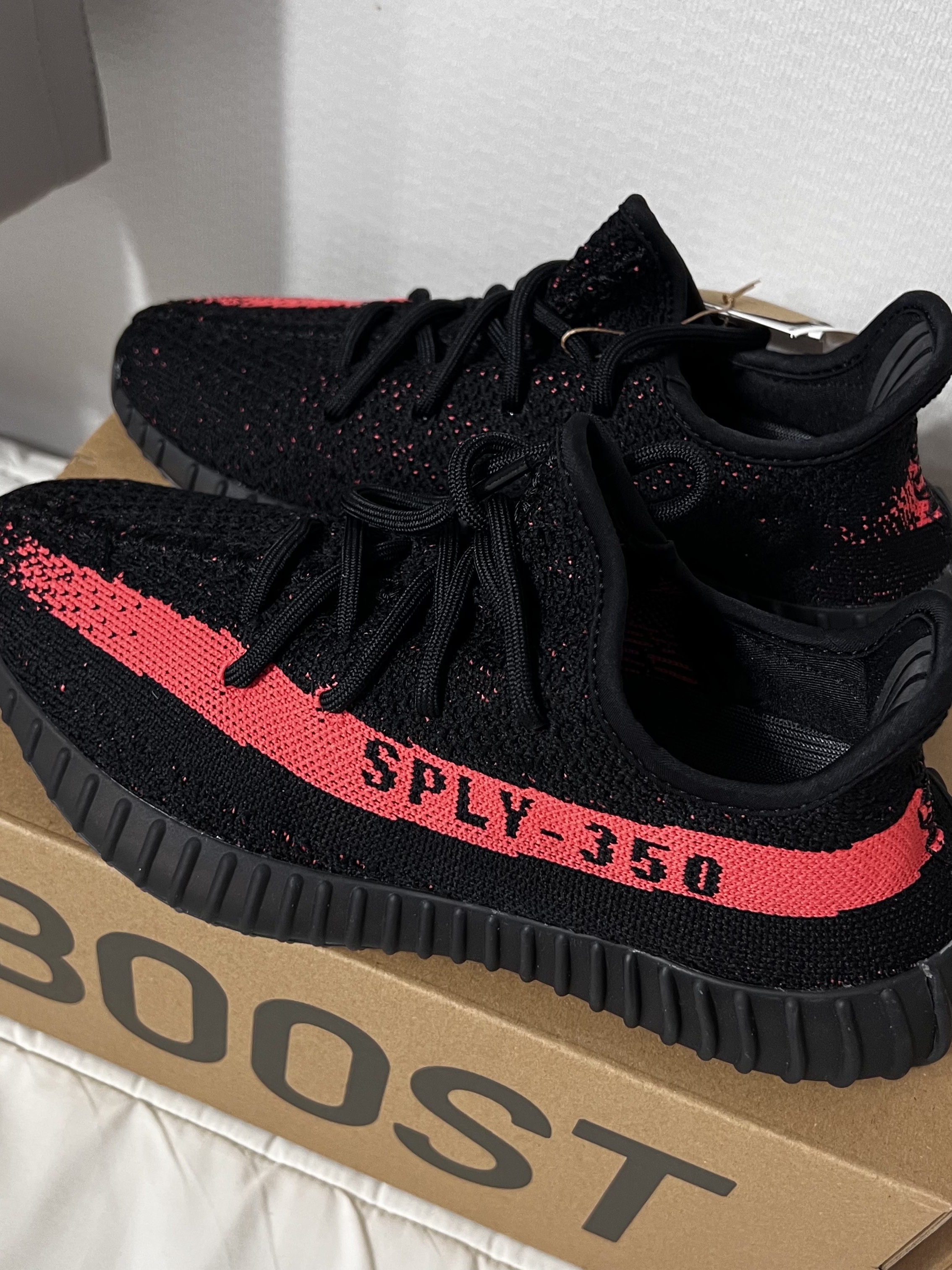 Adidas Yeezy Boost 350 V2 Core Black Red 2022/2023, Dior Micro Lady Bag Cannage Lambskin Black Gold 착용 스타일 - 3
