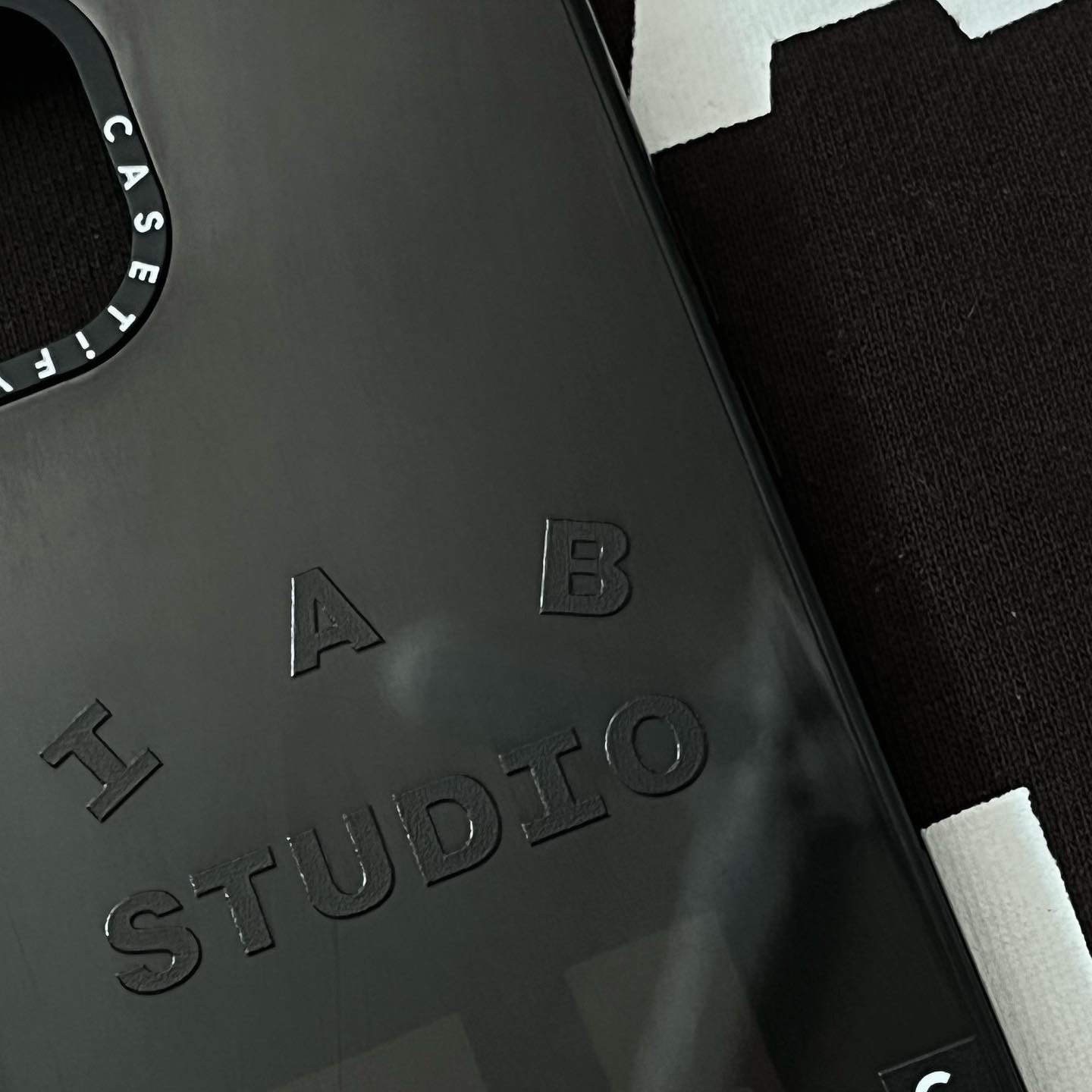 Casetify x IAB Studio iPhone Black Logo Impact Case Black, IAB Studio Hoodie Brown 착용 스타일