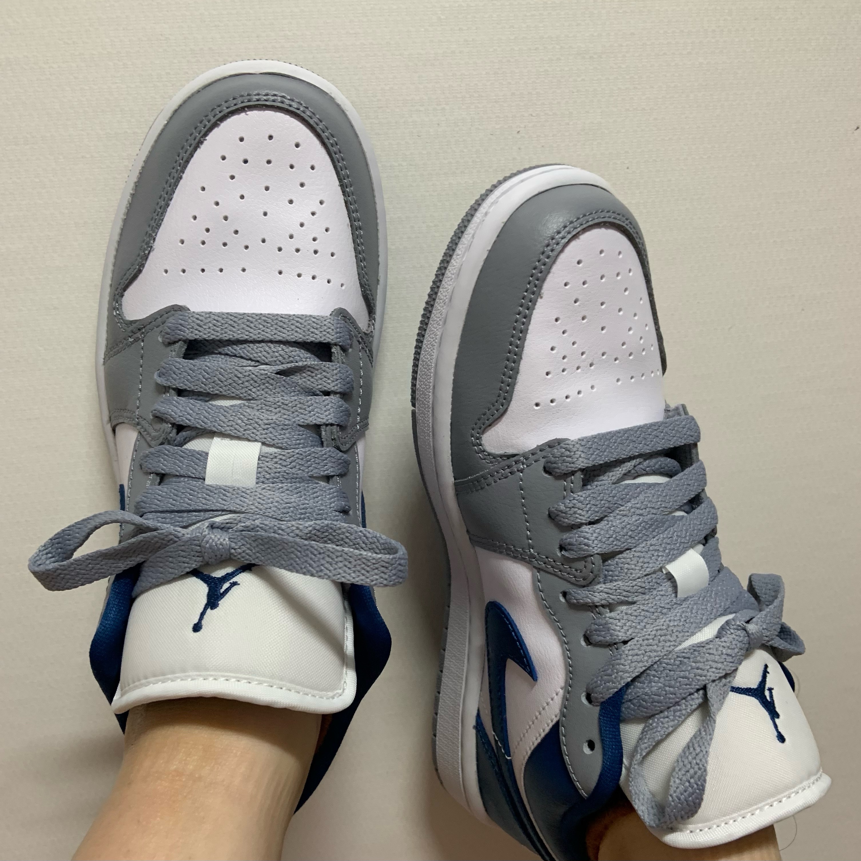 (W) Jordan 1 Low White Grey Blue 착용 스타일 - 2