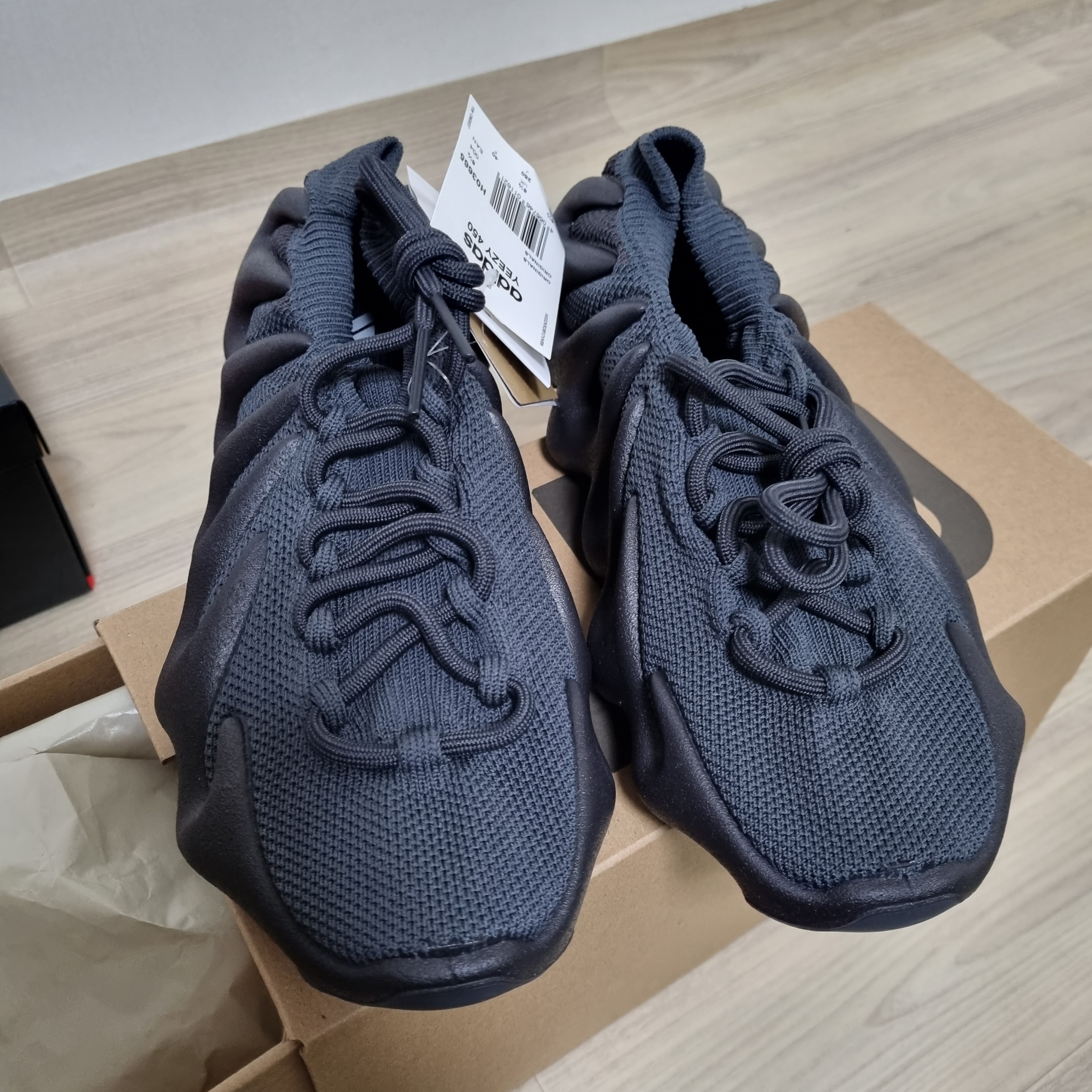 Adidas Yeezy 450 Utility Black 착용 스타일 - 2