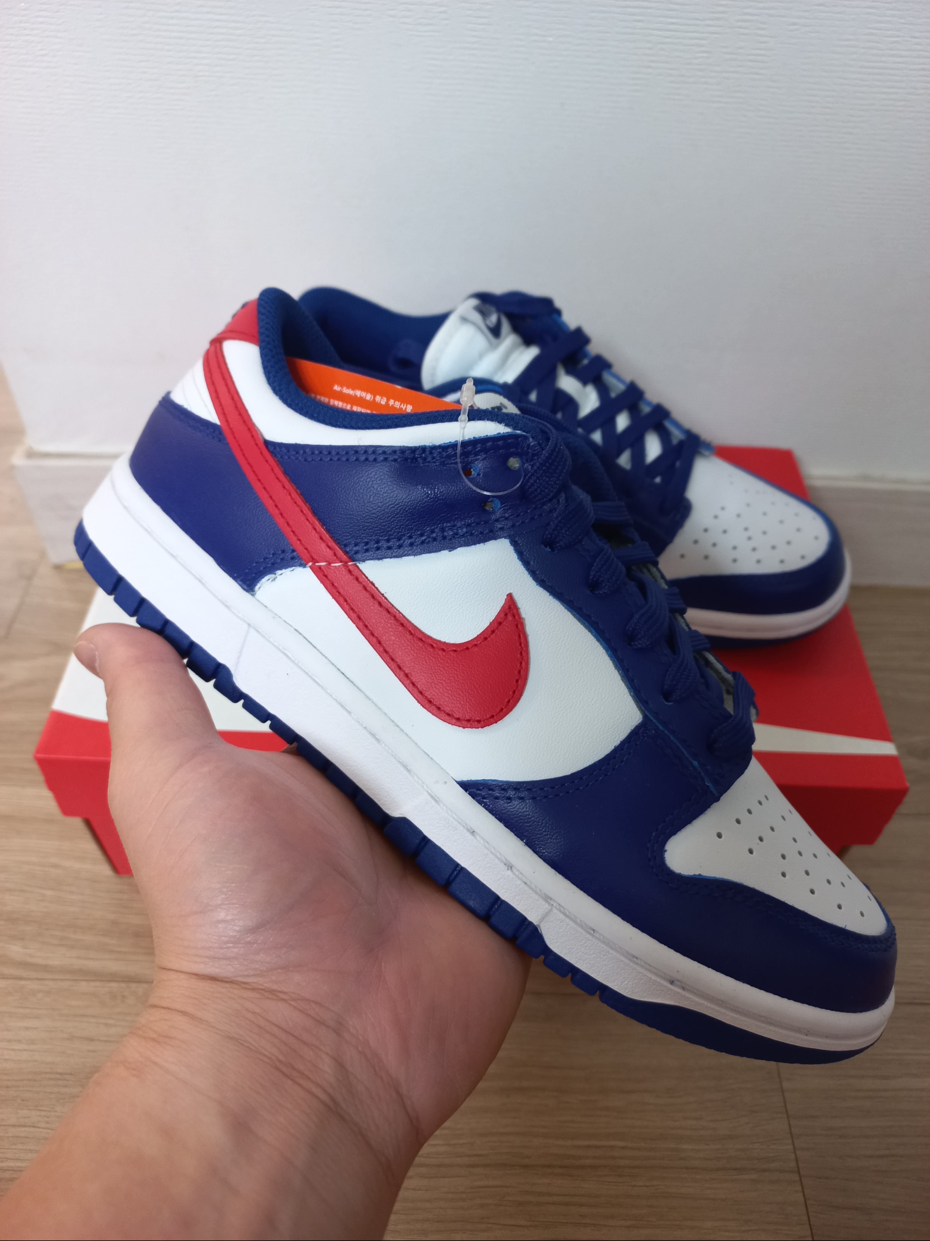 (W) Nike Dunk Low White and University Red 착용 스타일 - 1