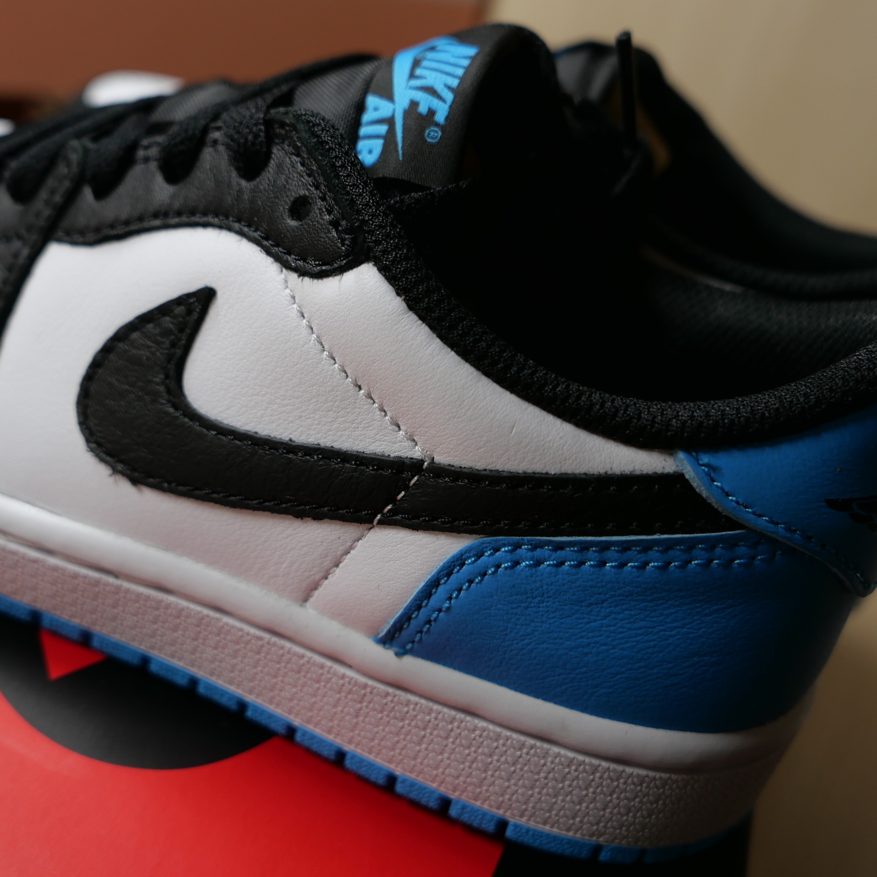 Jordan 1 Retro Low OG Black and Dark Powder Blue 착용 스타일 - 1